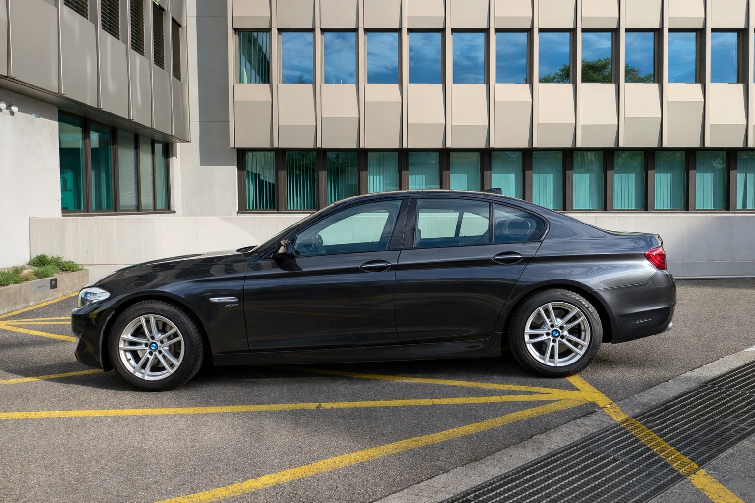 BMW 528i xDrive-image-1