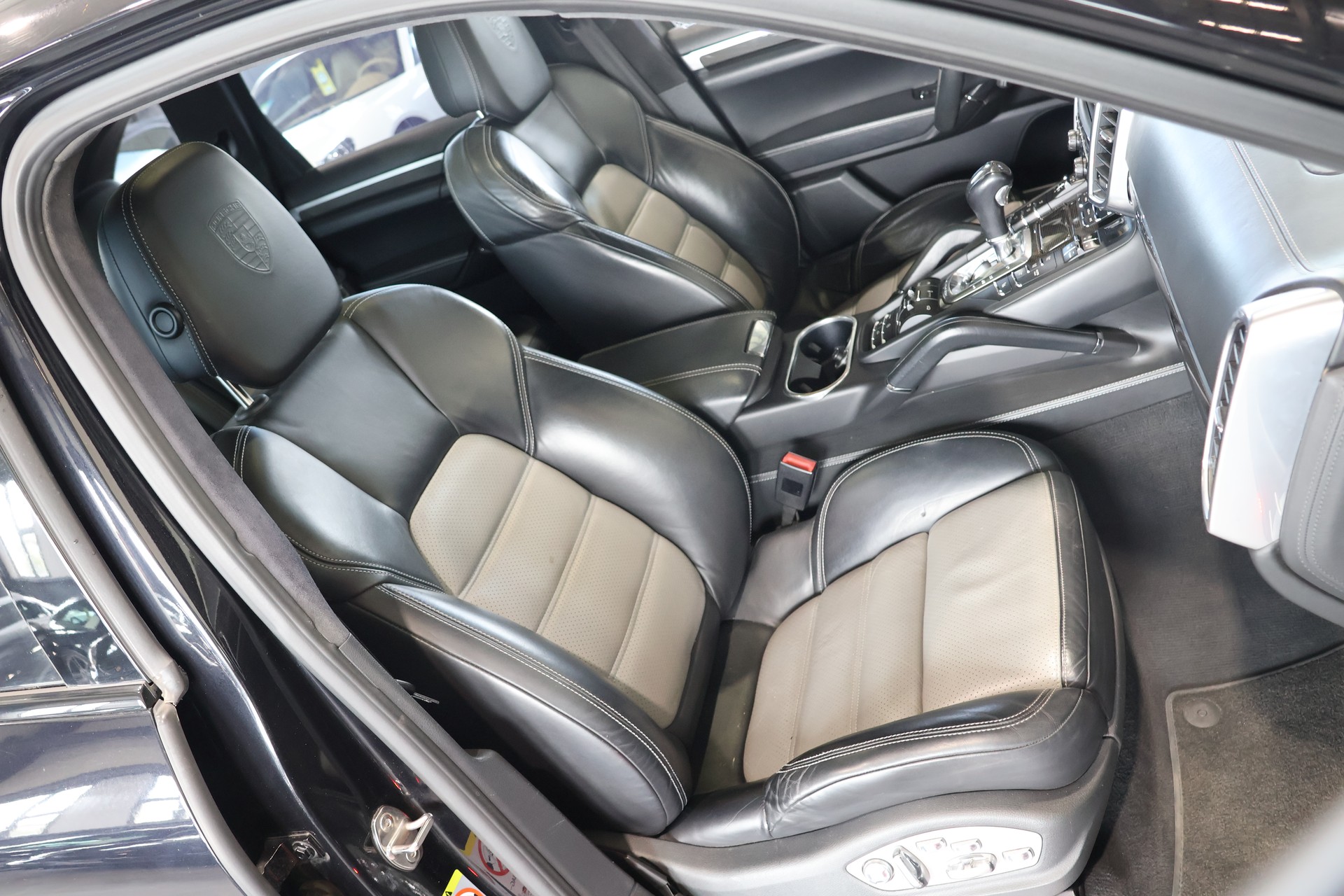 PORSCHE Cayenne Turbo S-image-13