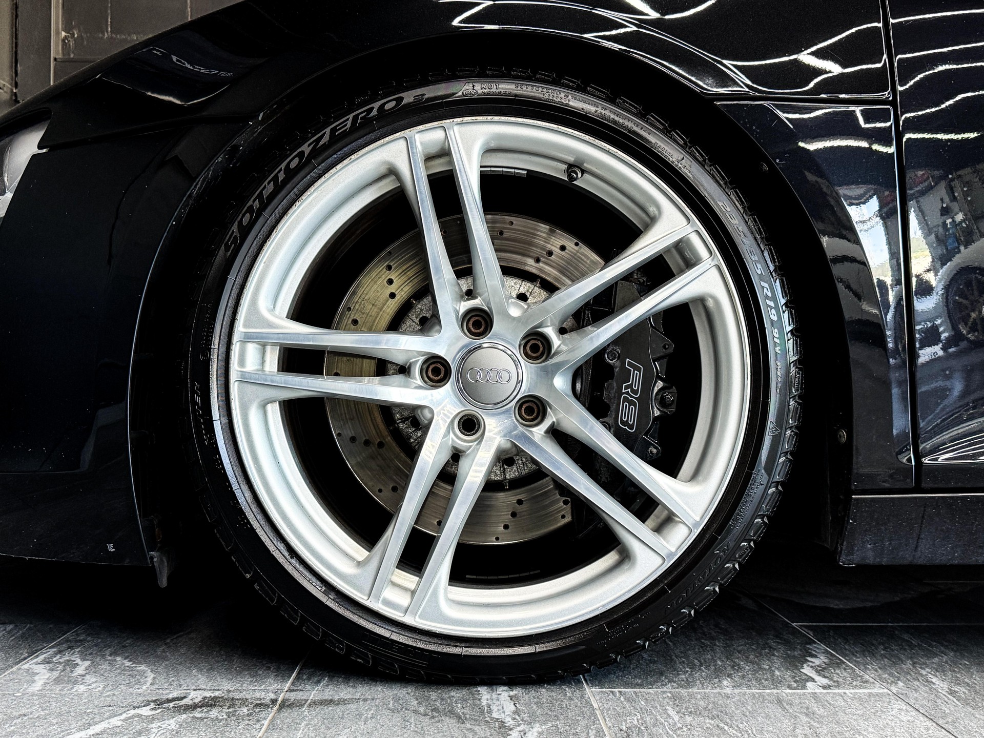 AUDI R8 Coupé 4.2-image-18