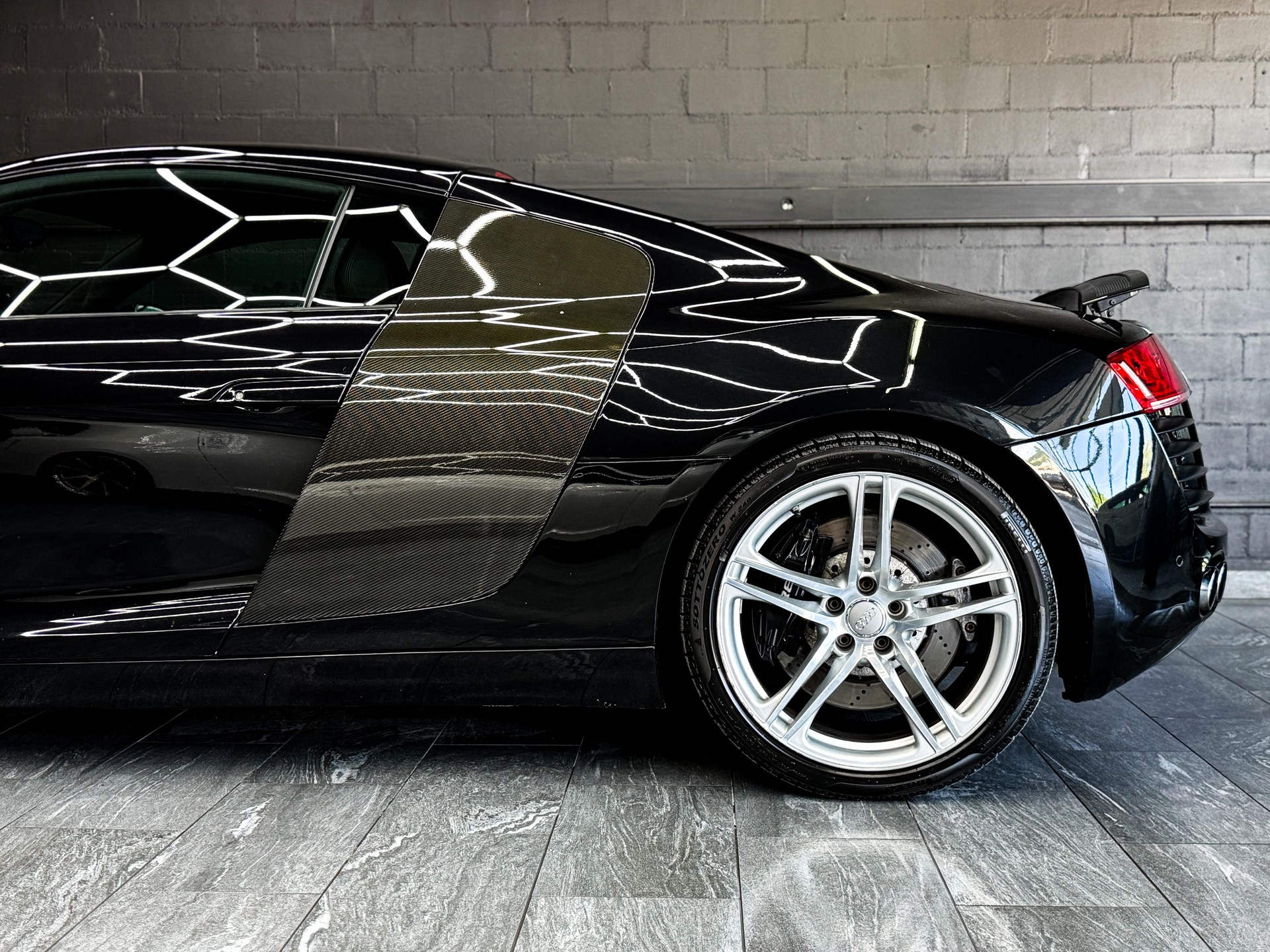 AUDI R8 Coupé 4.2-image-5