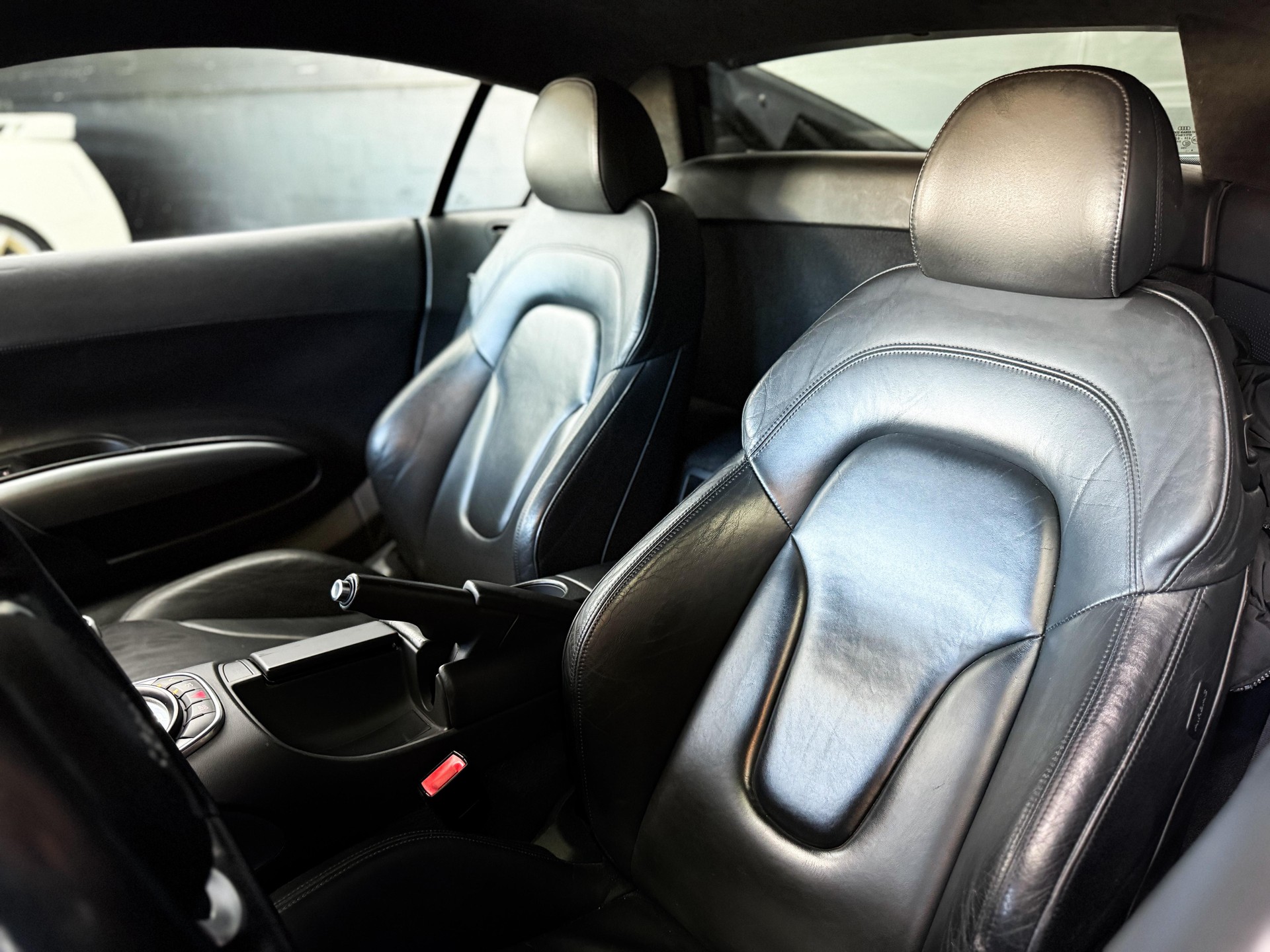 AUDI R8 Coupé 4.2-image-17
