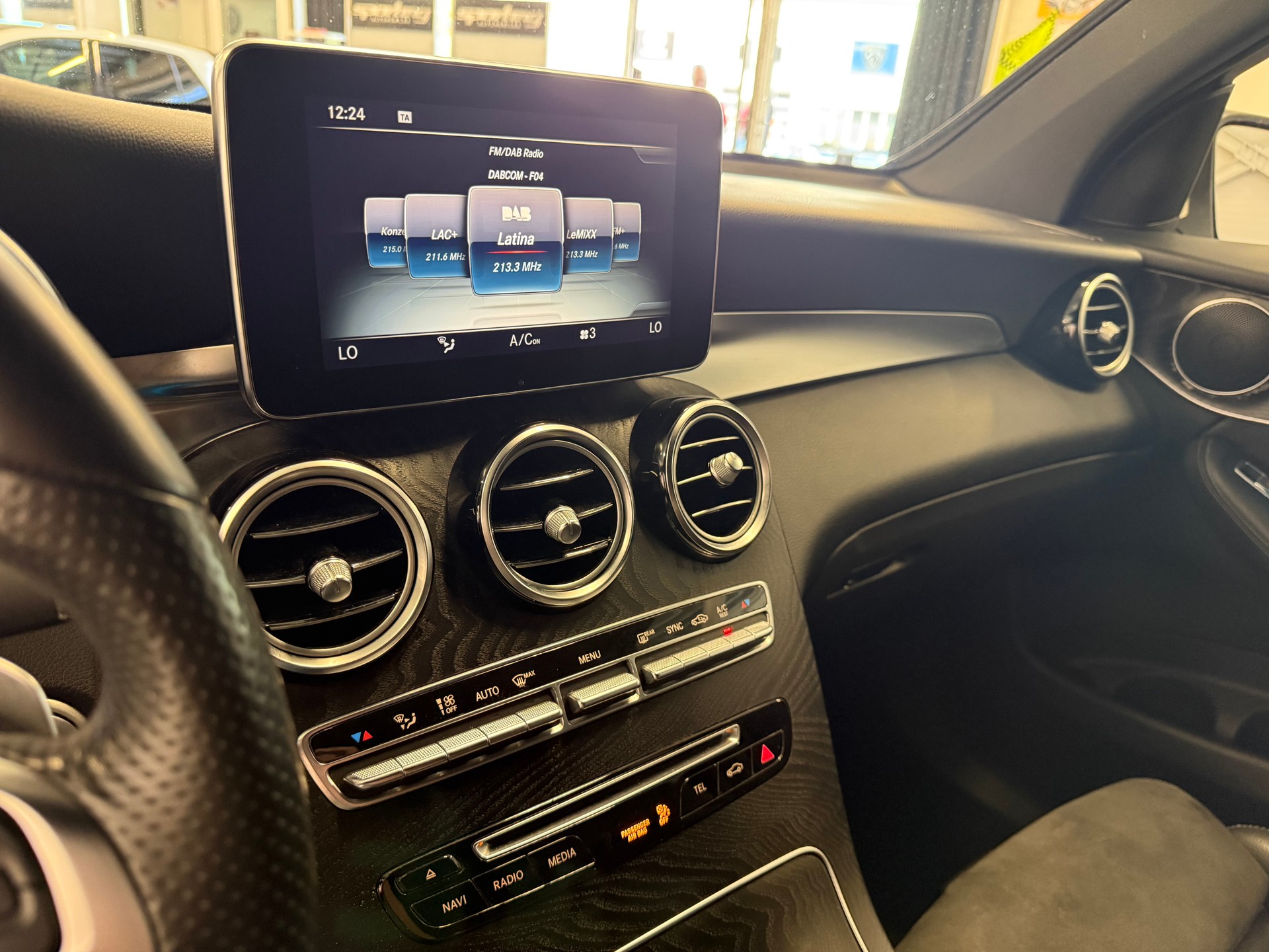 MERCEDES-BENZ GLC Coupé 250 AMG Line 4Matic 9G-Tronic-image-15
