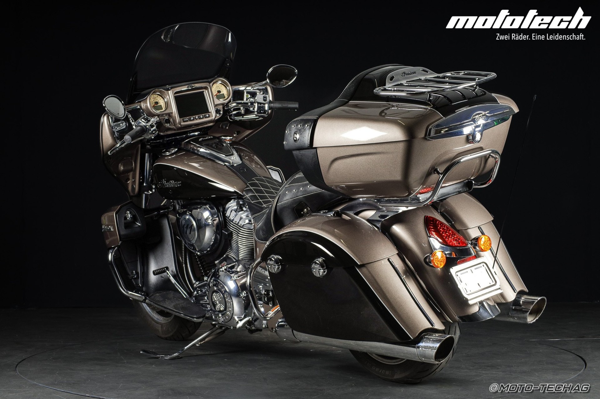 INDIAN Roadmaster-showroom-element-3