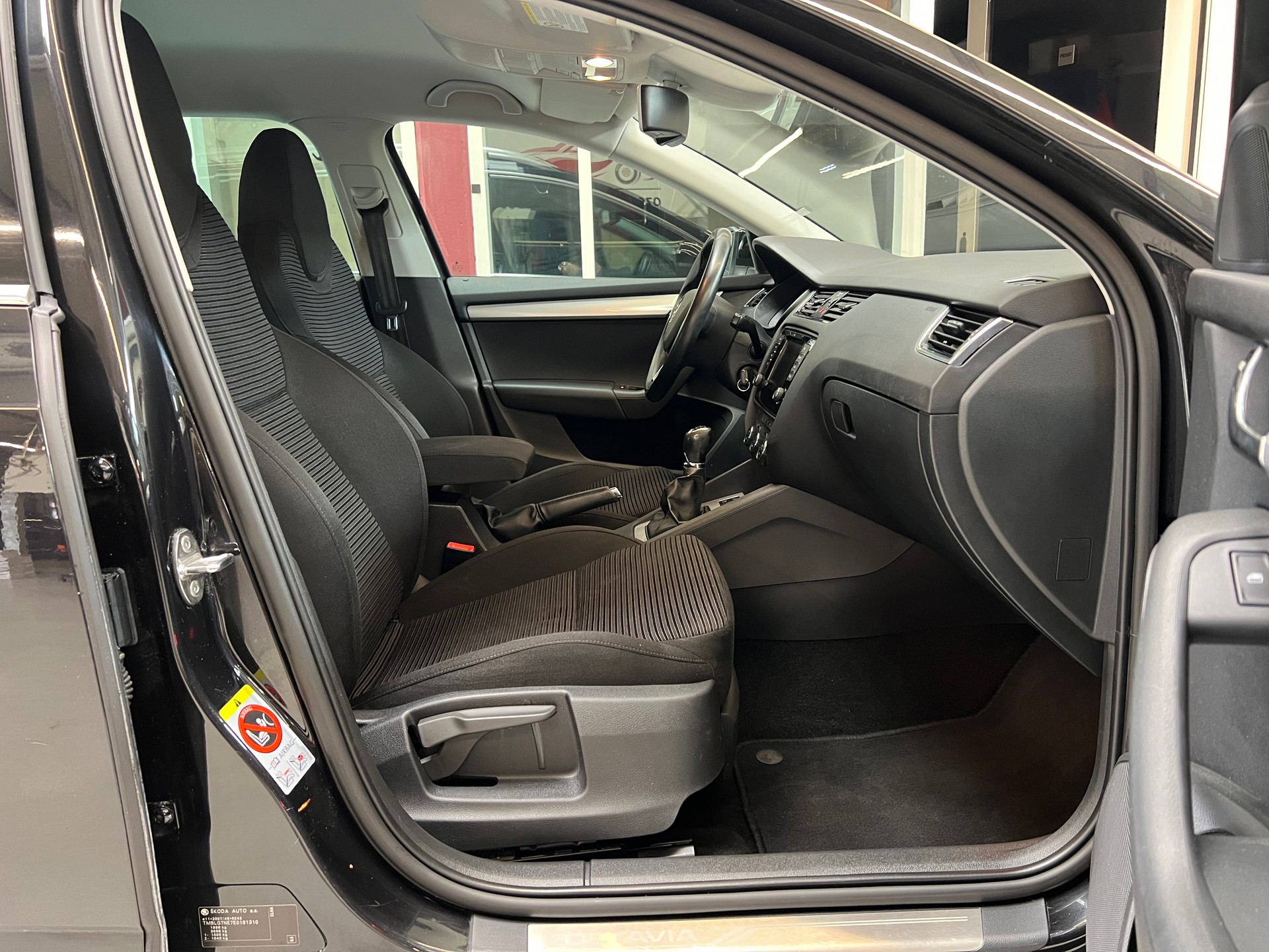 SKODA Octavia Combi 1.6 TDI Ambition 4x4-image-12