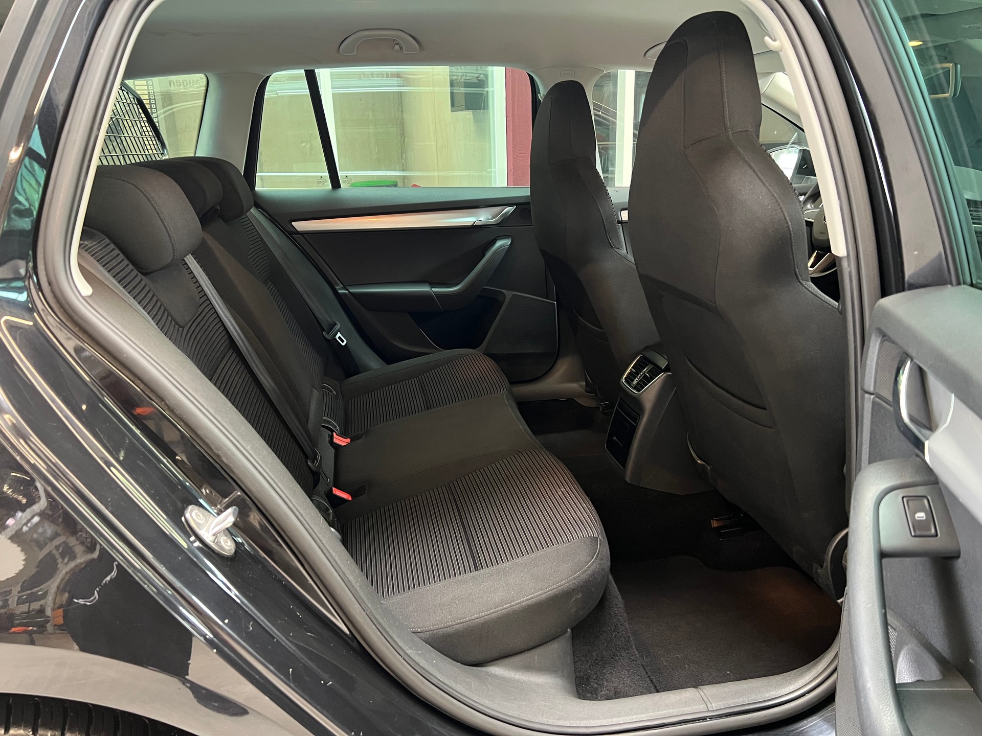 SKODA Octavia Combi 1.6 TDI Ambition 4x4-image-13