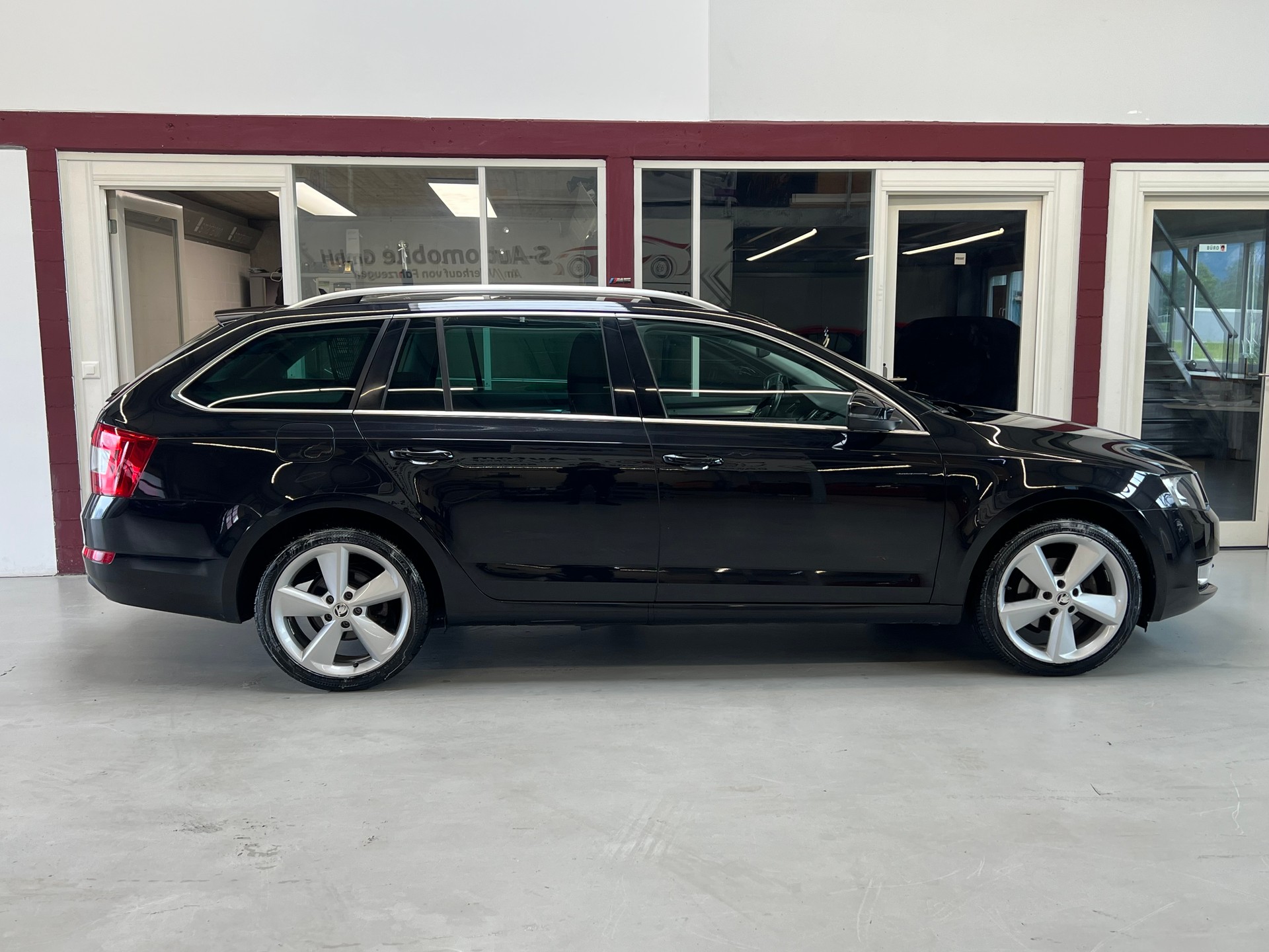 SKODA Octavia Combi 1.6 TDI Ambition 4x4-image-8