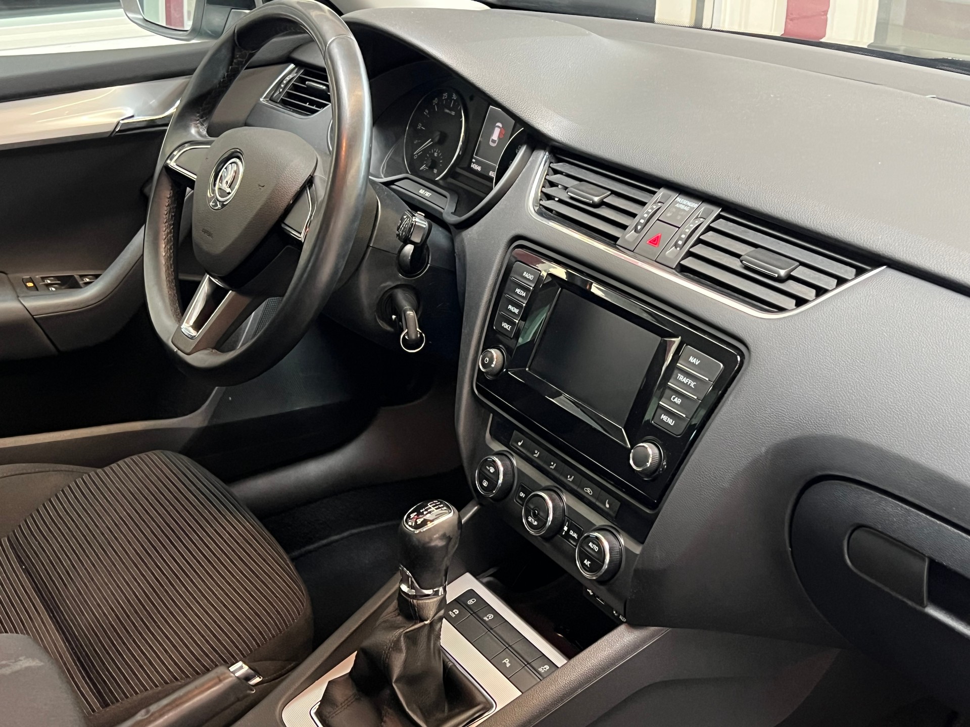 SKODA Octavia Combi 1.6 TDI Ambition 4x4-image-11