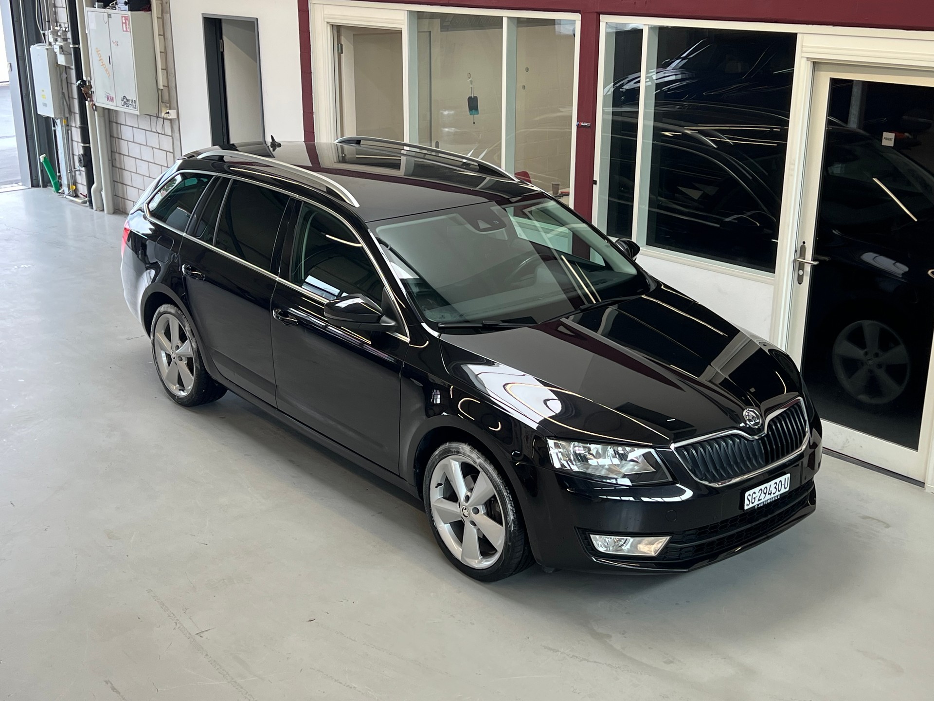 SKODA Octavia Combi 1.6 TDI Ambition 4x4-image-0