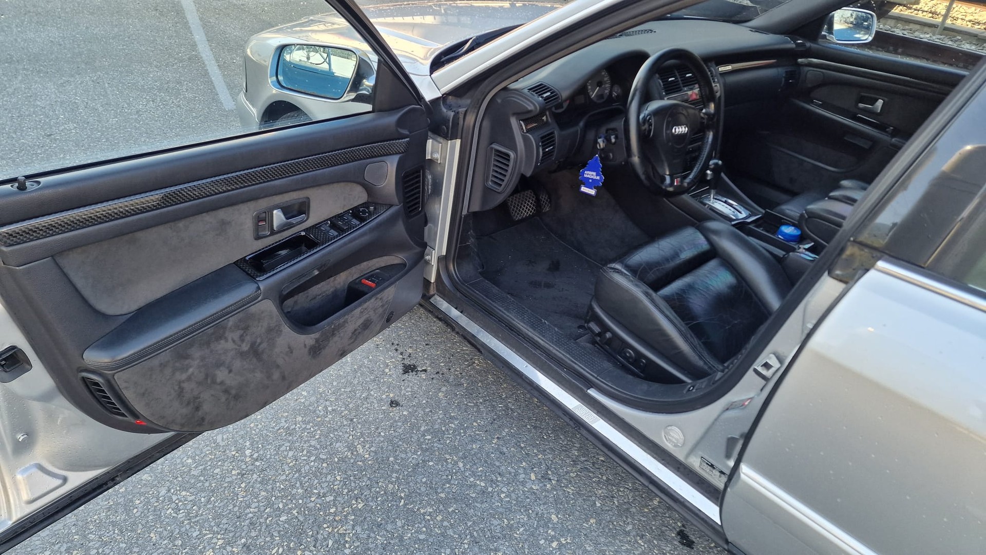 AUDI S8 4.2 quattro-image-10