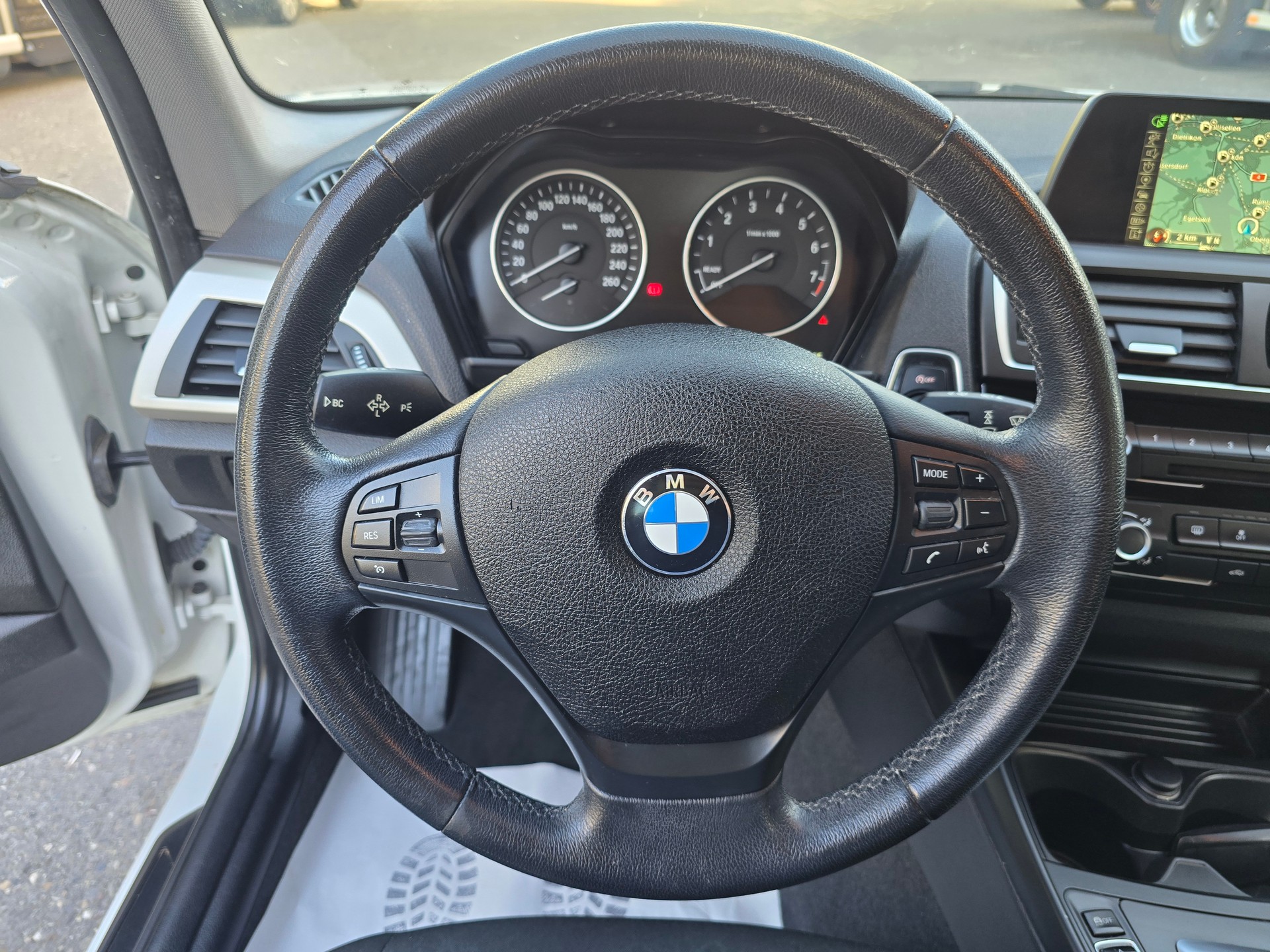 BMW 118i Urban Line Steptronic-image-17