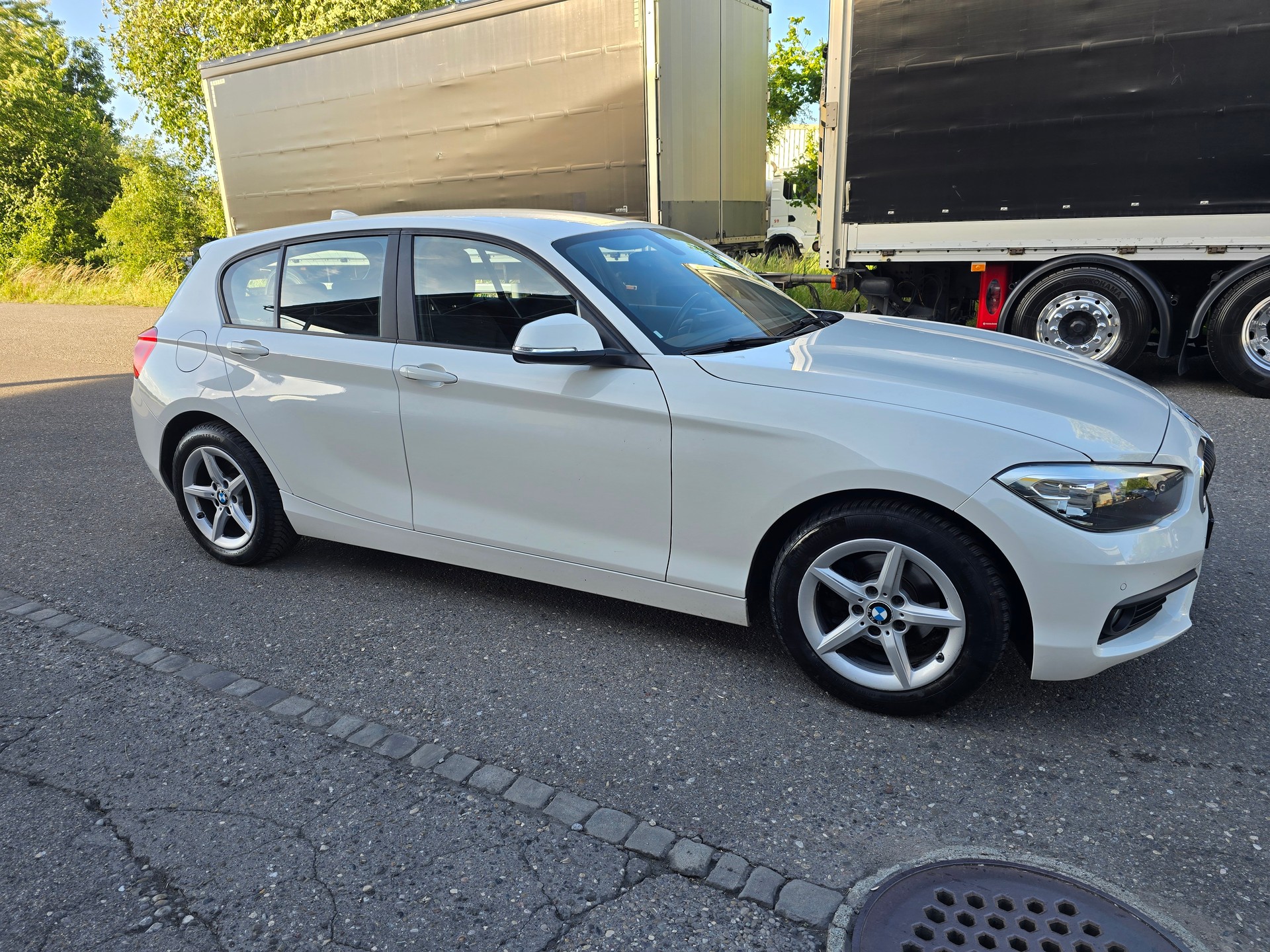 BMW 118i Urban Line Steptronic-image-1