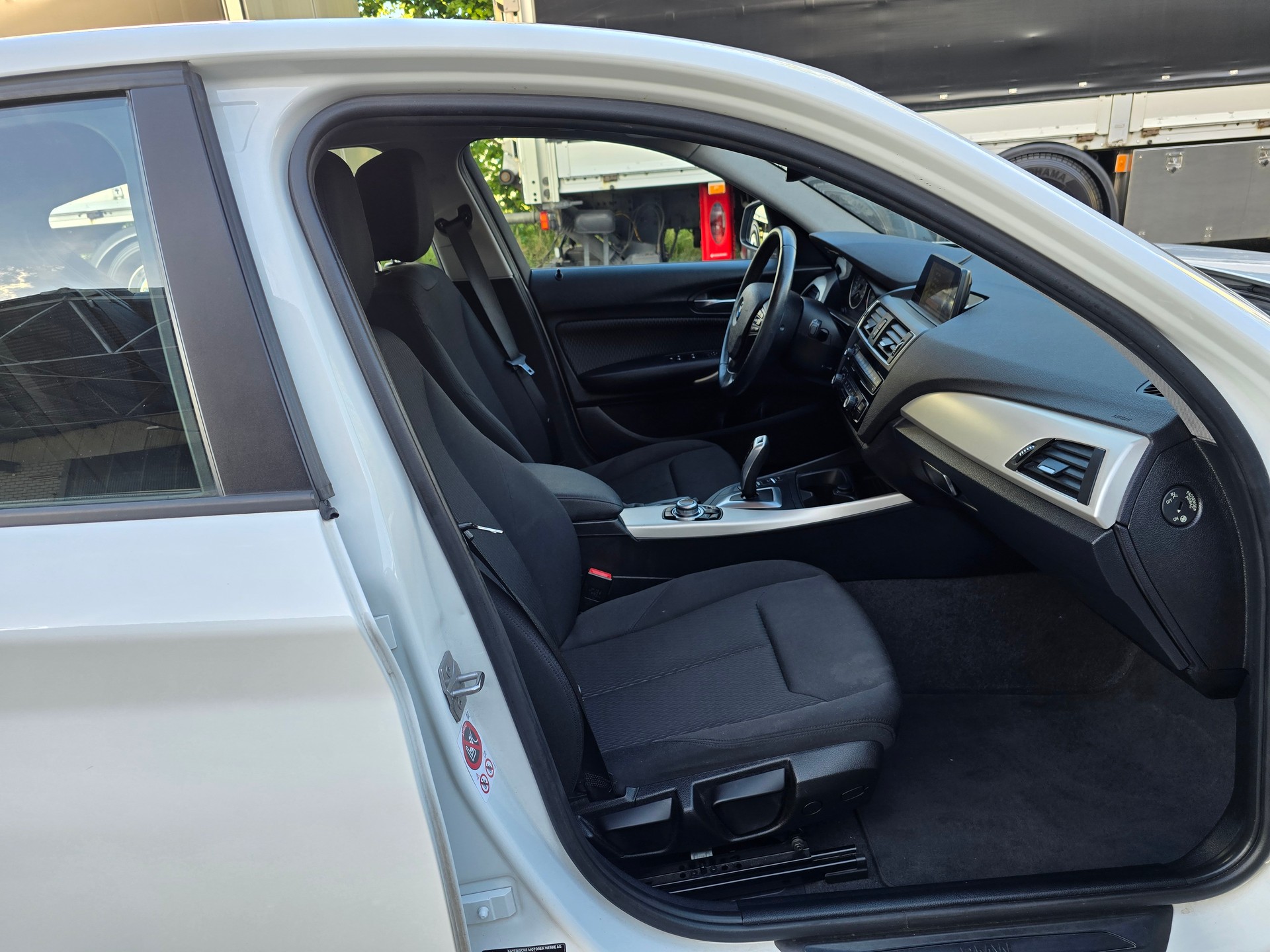 BMW 118i Urban Line Steptronic-image-9