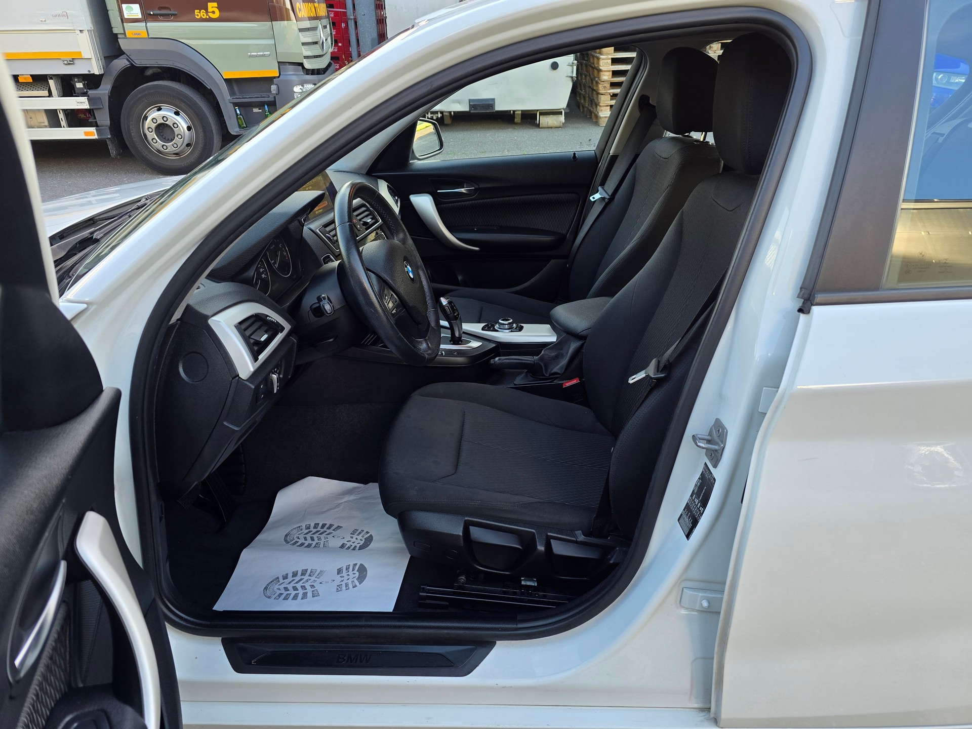 BMW 118i Urban Line Steptronic-image-11
