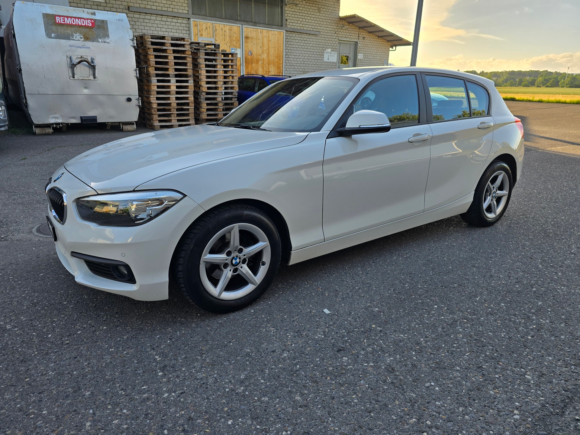BMW 118i Urban Line Steptronic-image-2