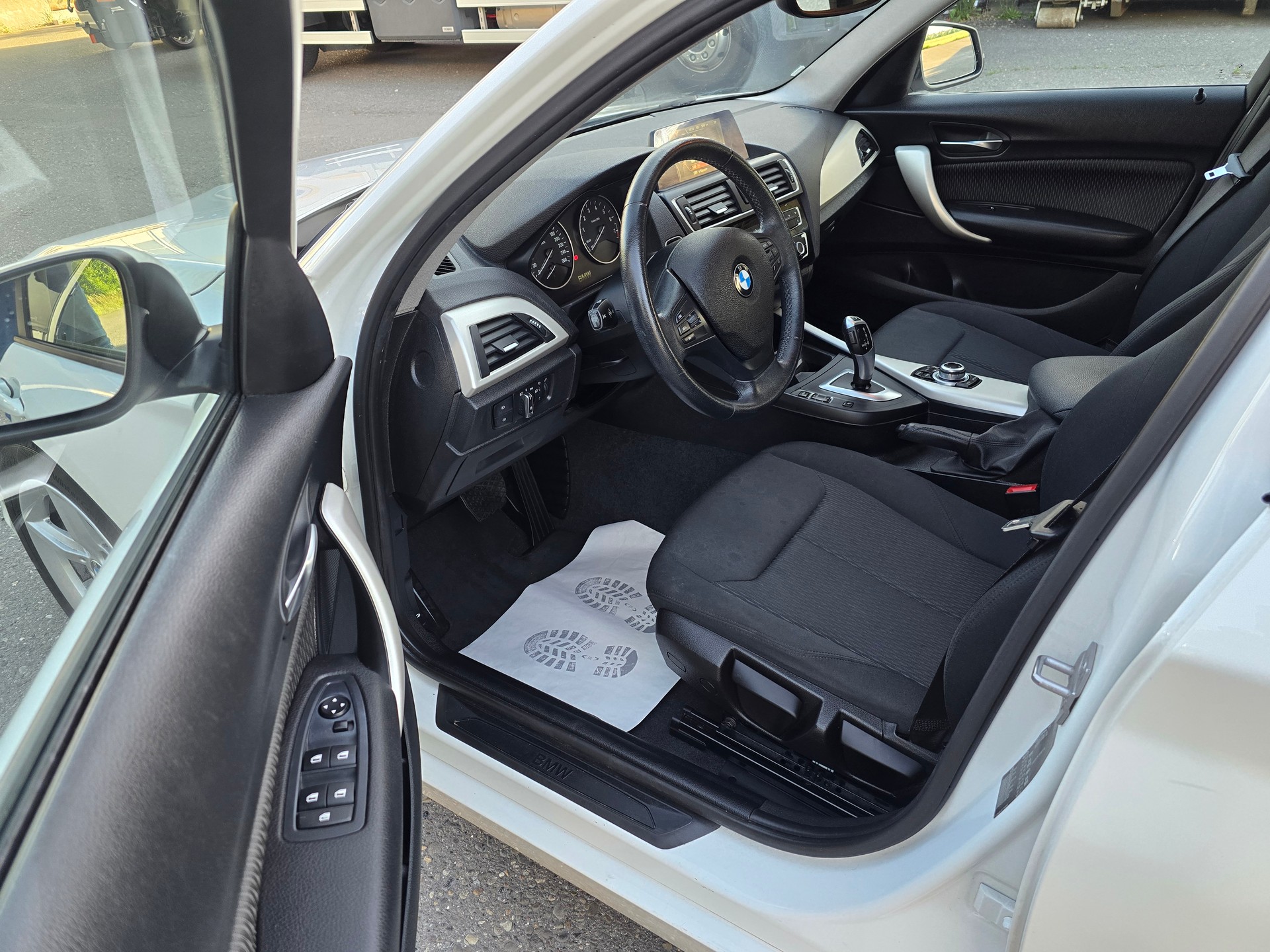 BMW 118i Urban Line Steptronic-image-12