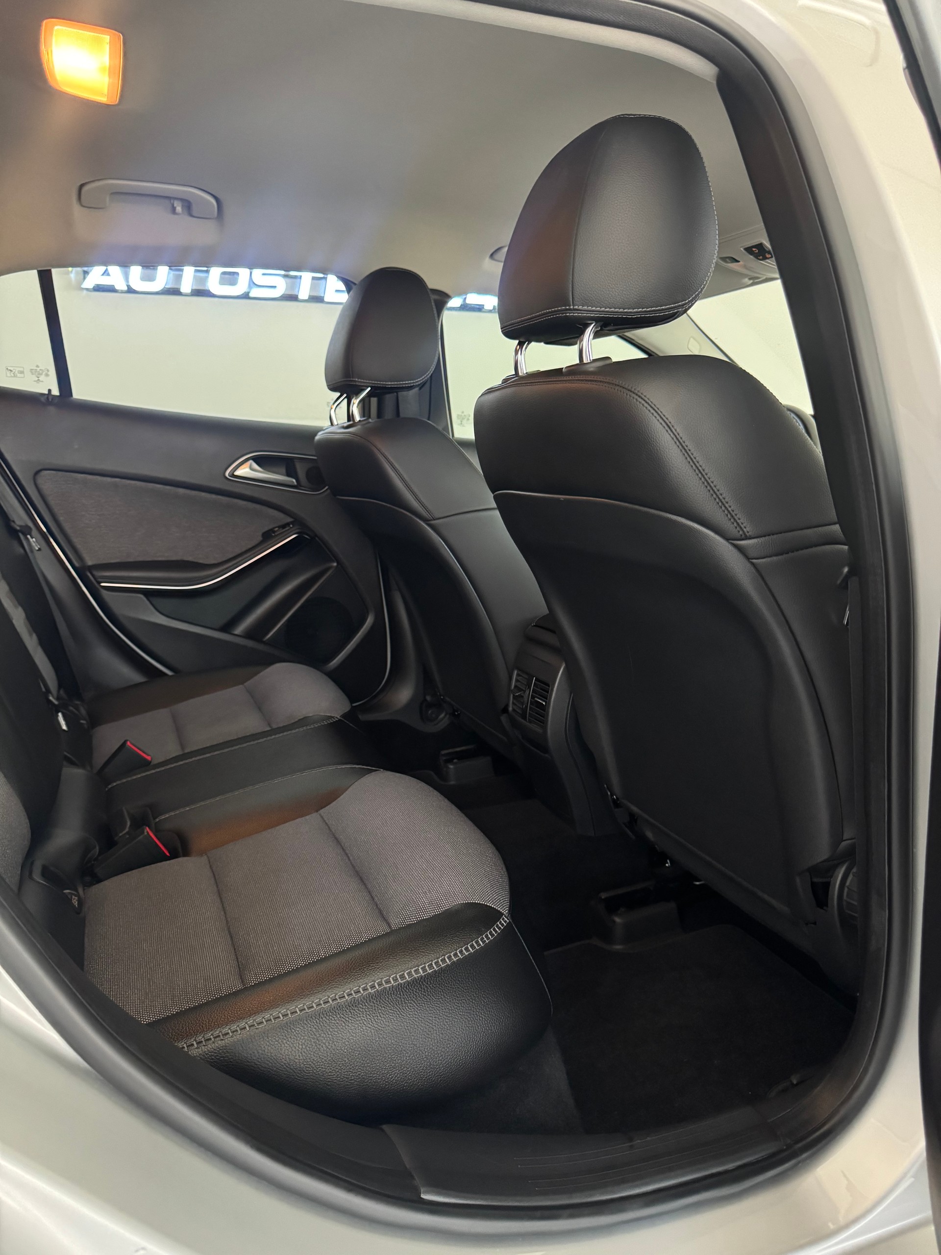 MERCEDES-BENZ GLA 200 CDI Swiss Star Edition Urban 4Matic 7G-DCT*CH-Fahrzeug*-image-12