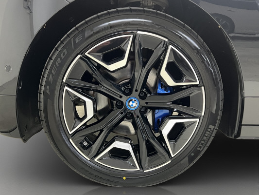 BMW iX xDrive40-image-12