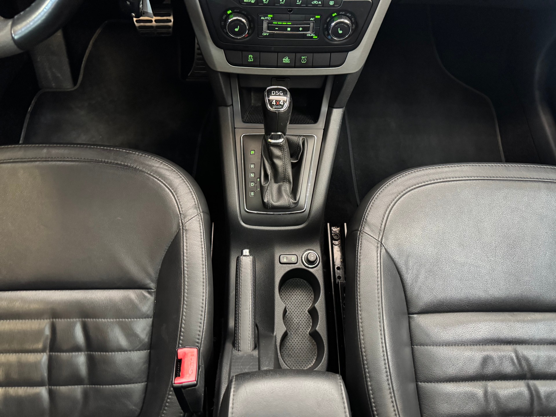 SKODA Yeti 2.0 TDI Elegance 4x4 DSG-image-17