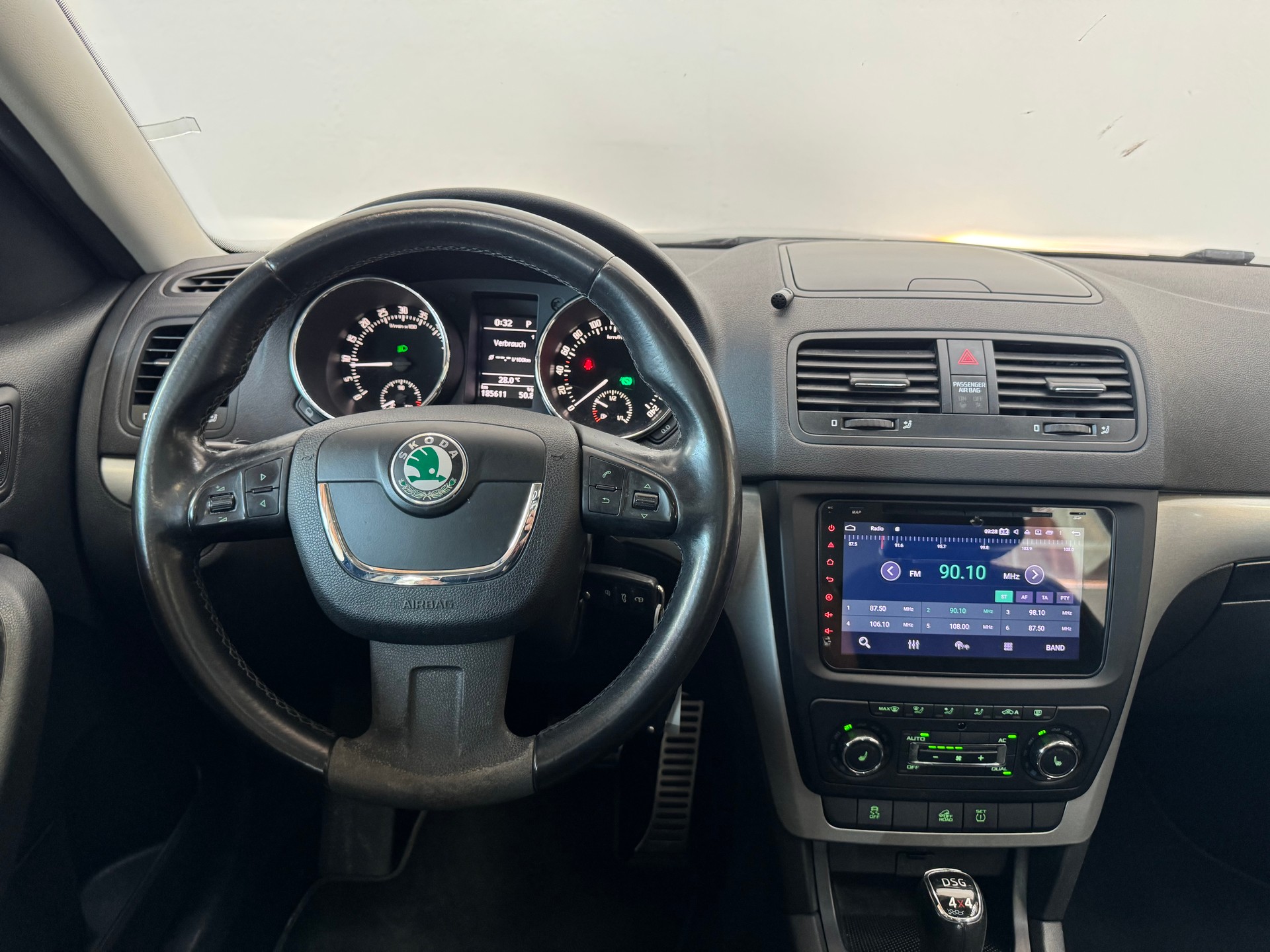 SKODA Yeti 2.0 TDI Elegance 4x4 DSG-image-15