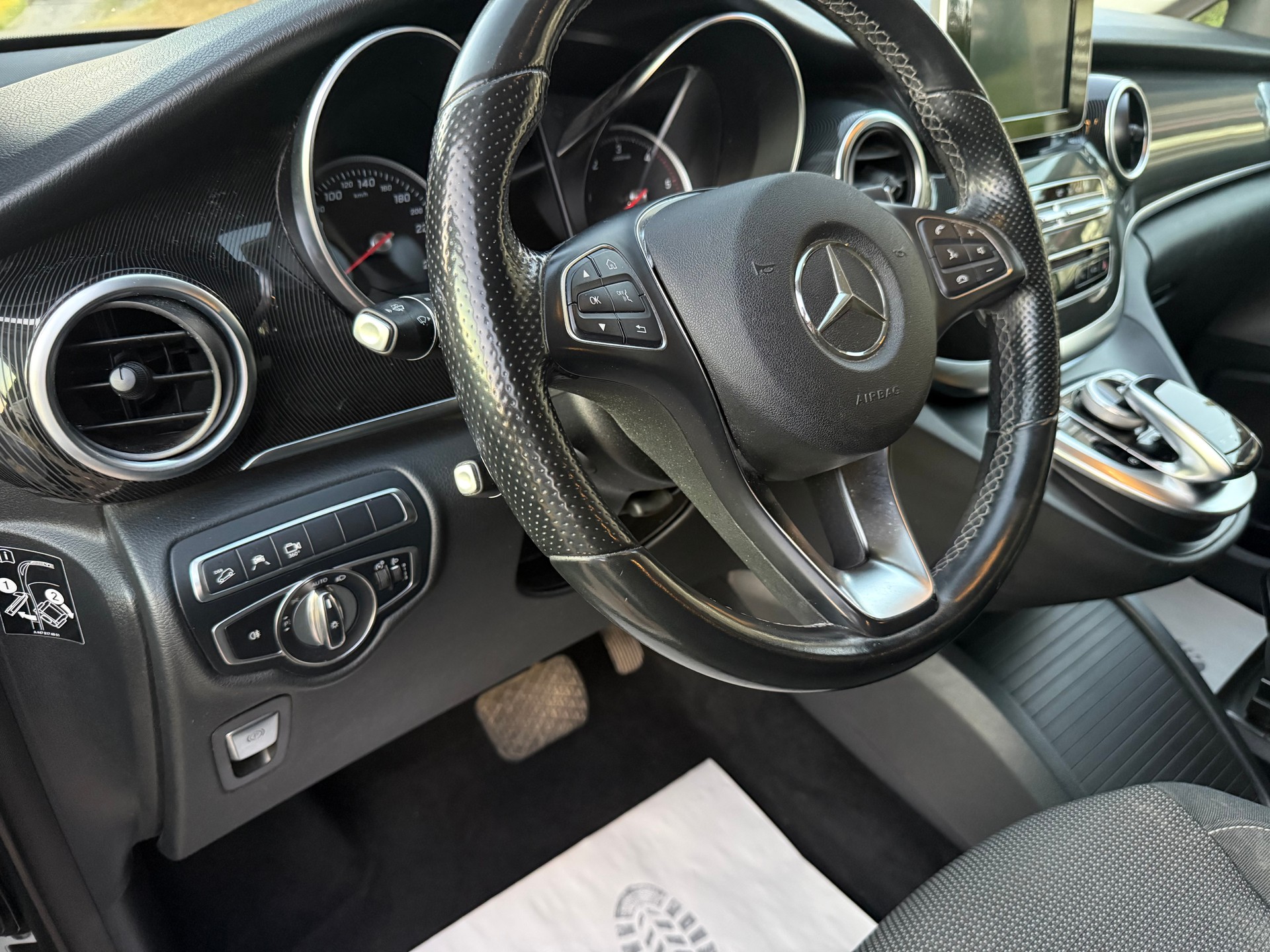 MERCEDES-BENZ V 220 d Exclusive lang 4Matic 7G-Tronic-image-15