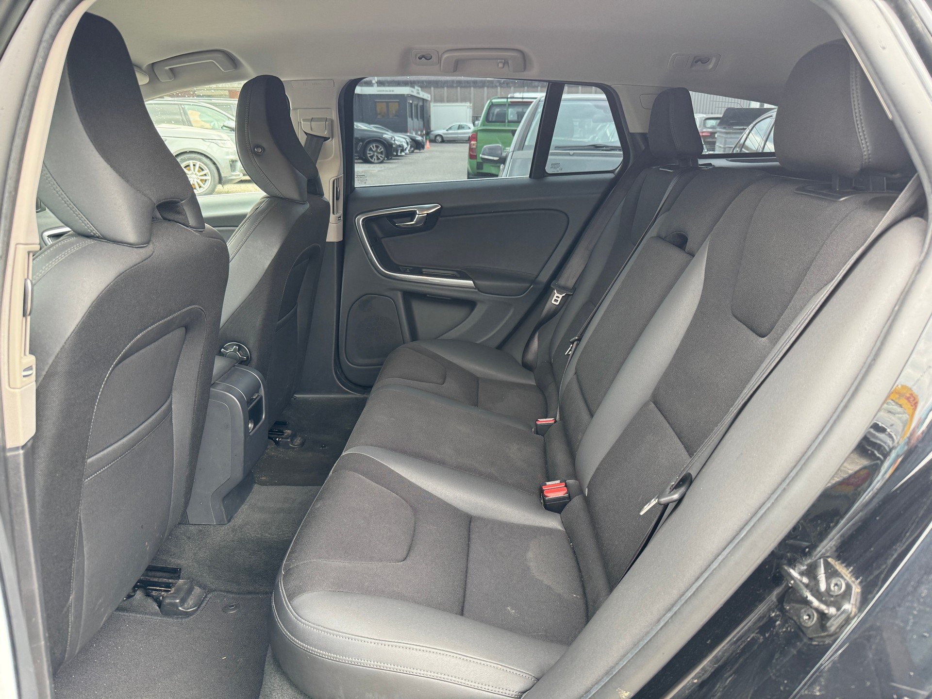 VOLVO V60 DRIVe-image-9