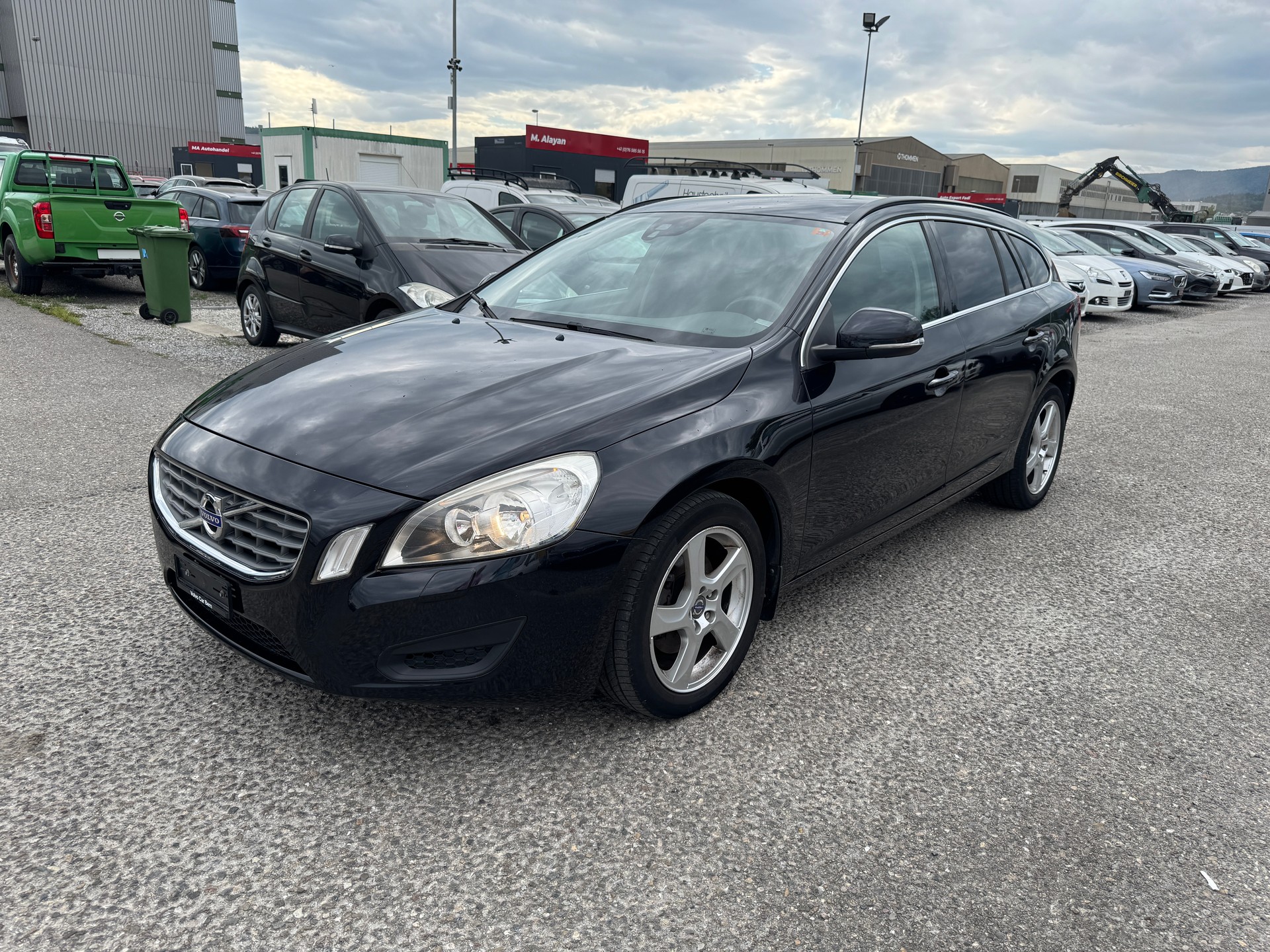 VOLVO V60 DRIVe-image-1