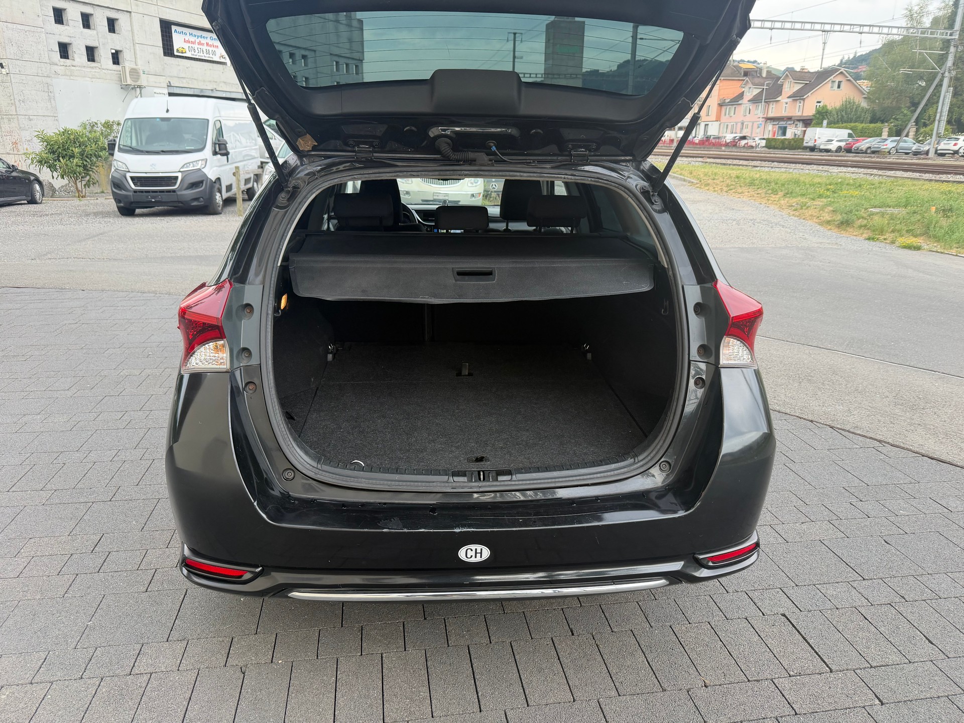 TOYOTA Auris Touring Sports 1.8 HSD Swiss Trend e-CVT-image-11