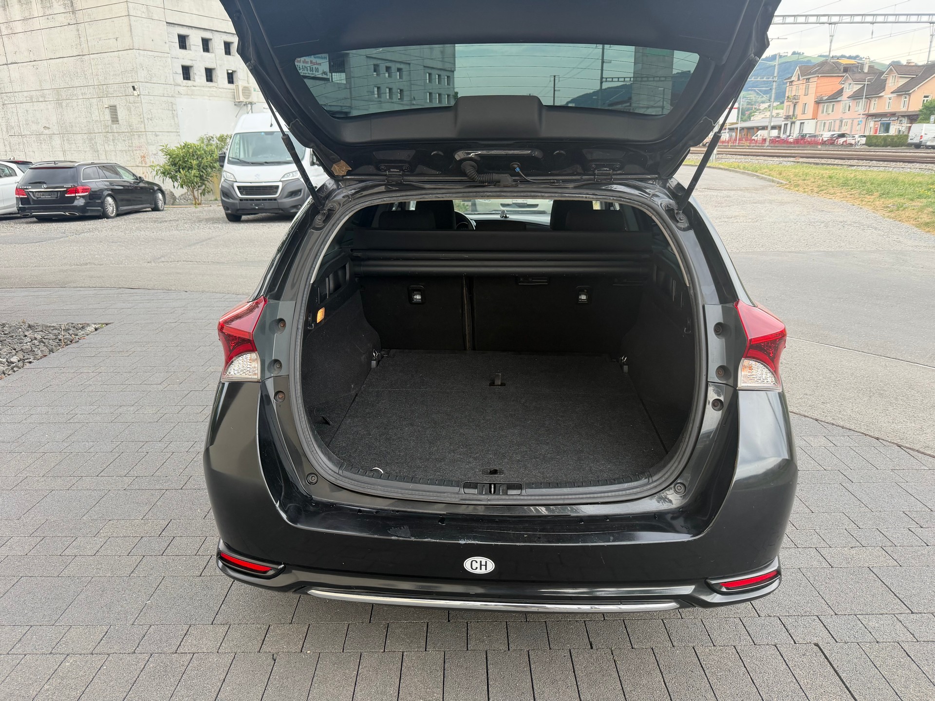 TOYOTA Auris Touring Sports 1.8 HSD Swiss Trend e-CVT-image-12