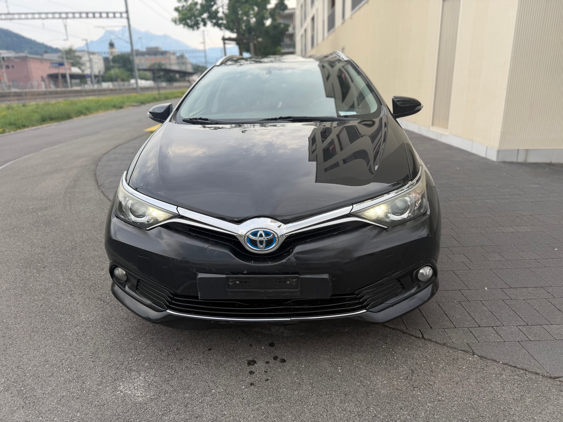 TOYOTA Auris Touring Sports 1.8 HSD Swiss Trend e-CVT-image-1