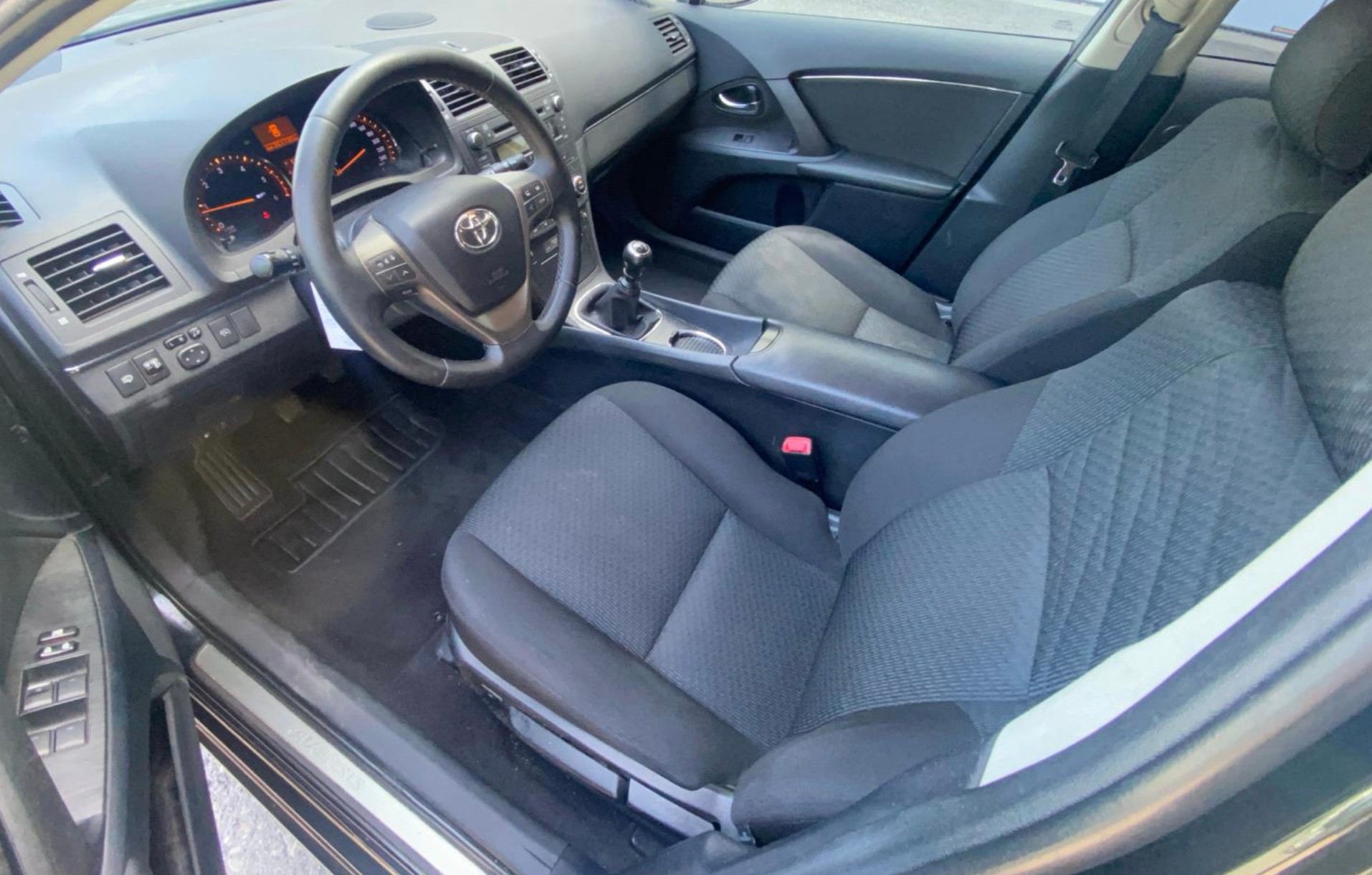 TOYOTA Avensis Sportswagon 2.2D-4D Linea Sol-image-9