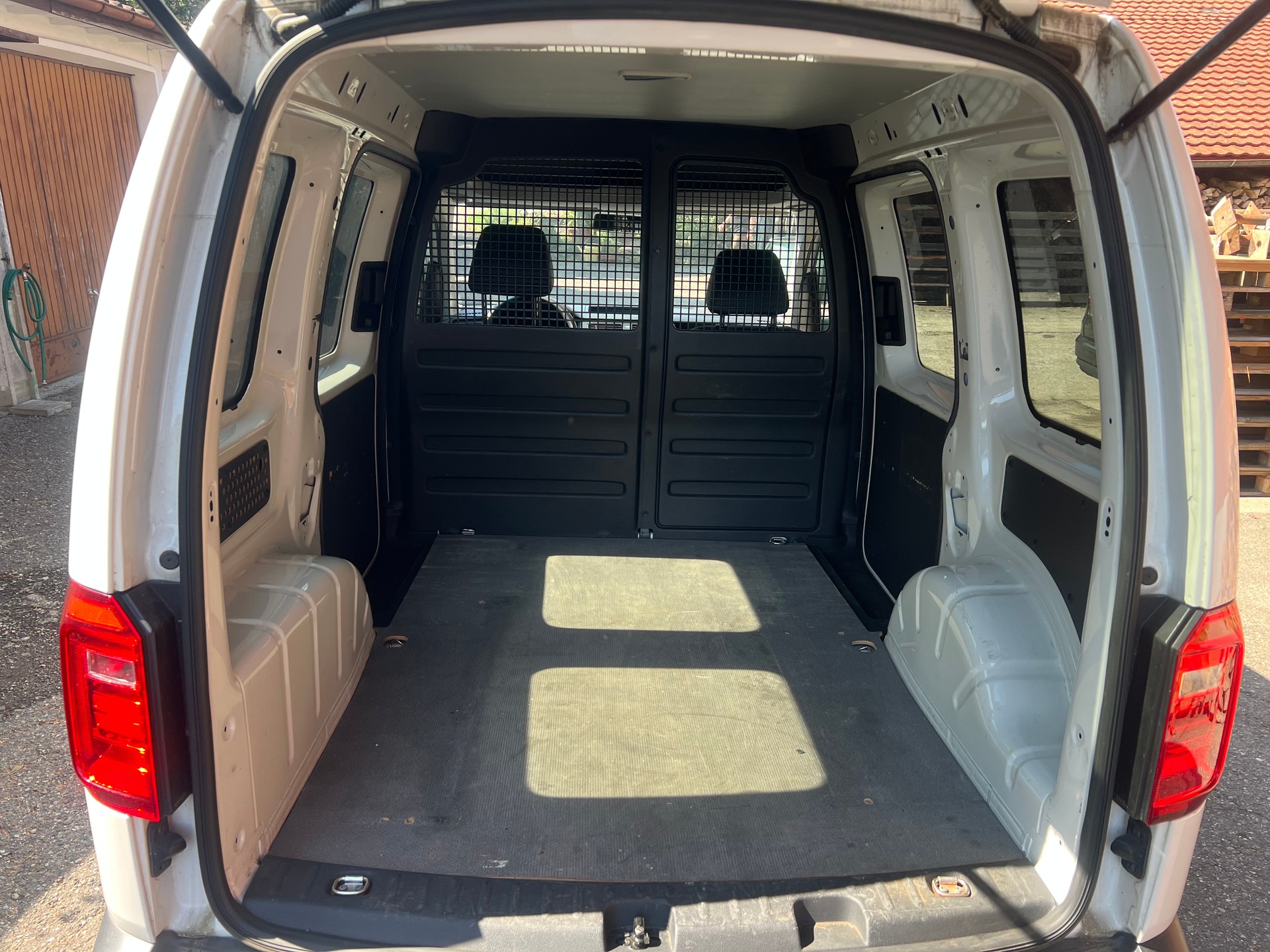 VW Caddy 2.0TDI BlueMotion Technology DSG-image-9