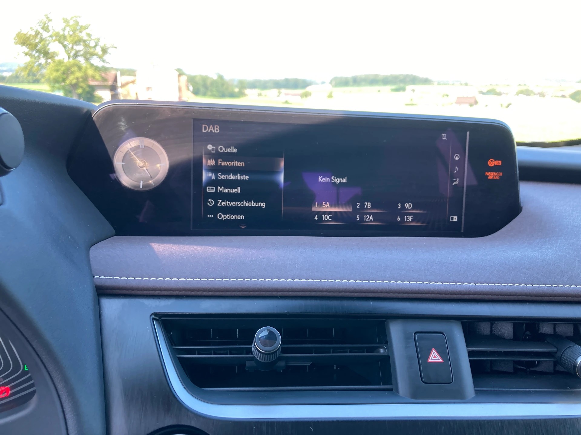 LEXUS UX 300e Excellence Automatic-image-13