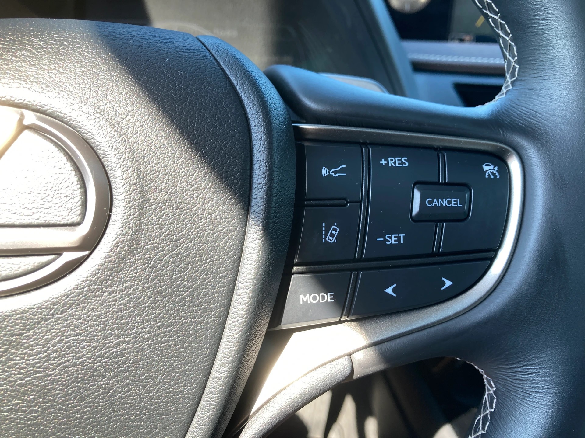LEXUS UX 300e Excellence Automatic-image-14
