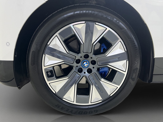 BMW iX xDrive40-image-7