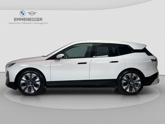 BMW iX xDrive40-image-1