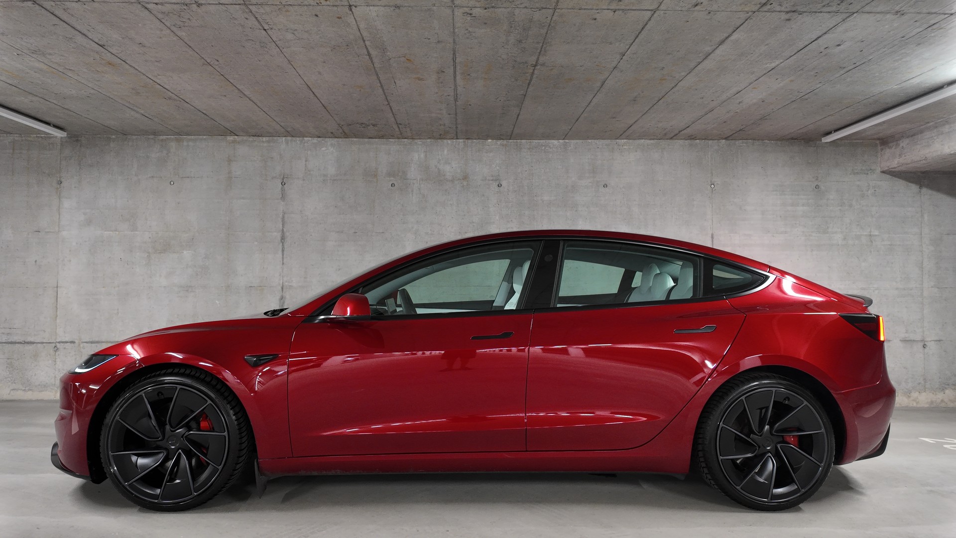 TESLA Model 3 Dual Motor Performance AWD-showroom-element-2