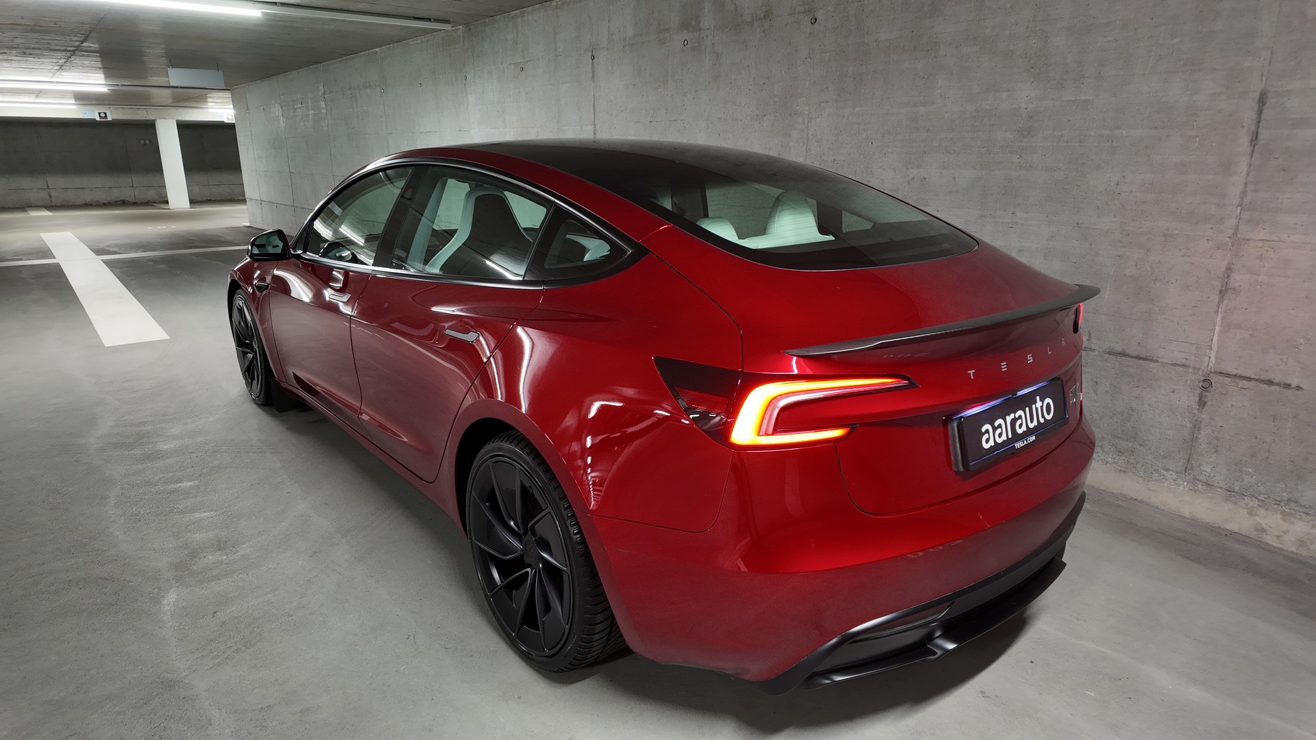 TESLA Model 3 Dual Motor Performance AWD-showroom-element-1