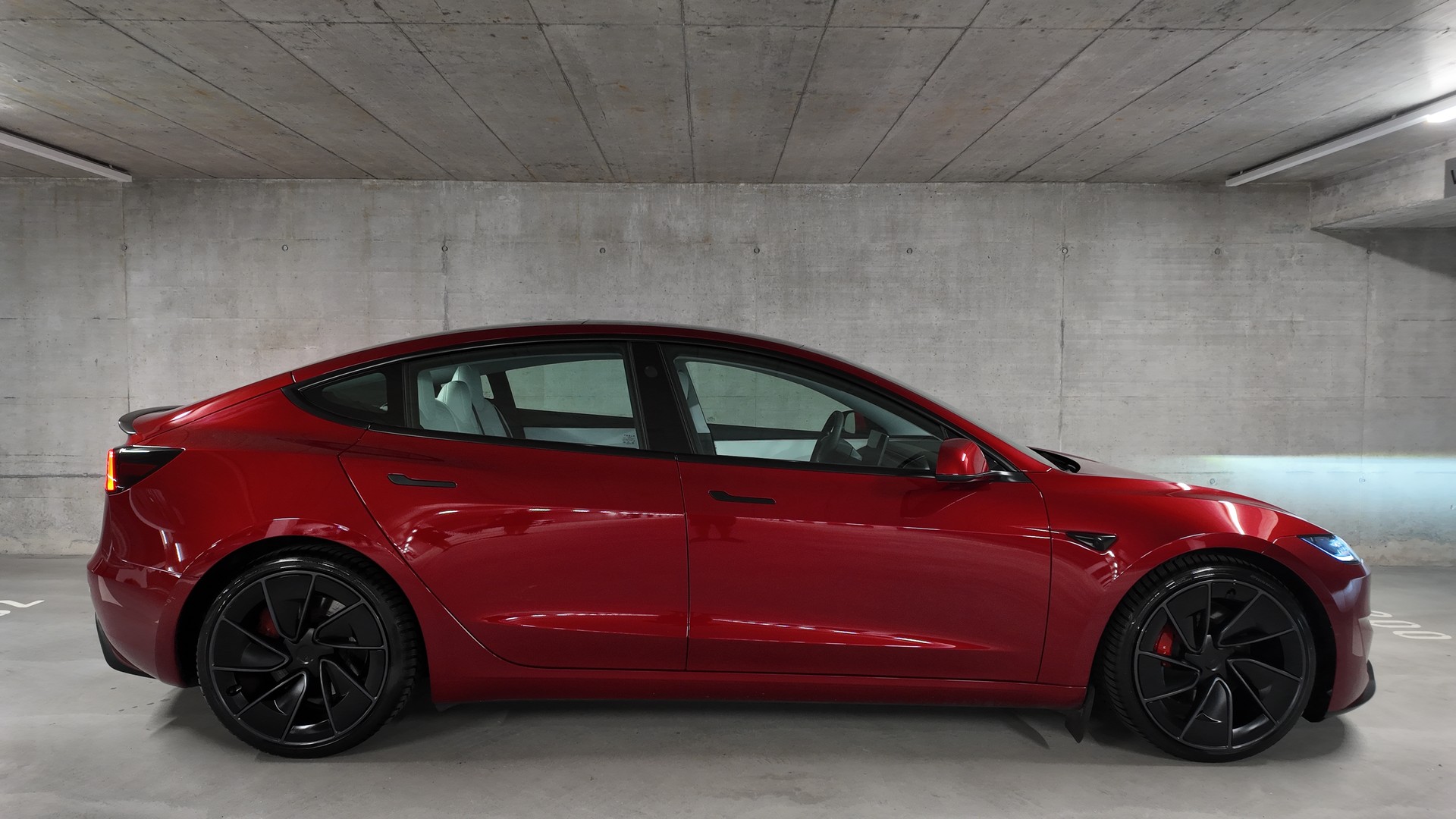 TESLA Model 3 Dual Motor Performance AWD-showroom-element-3