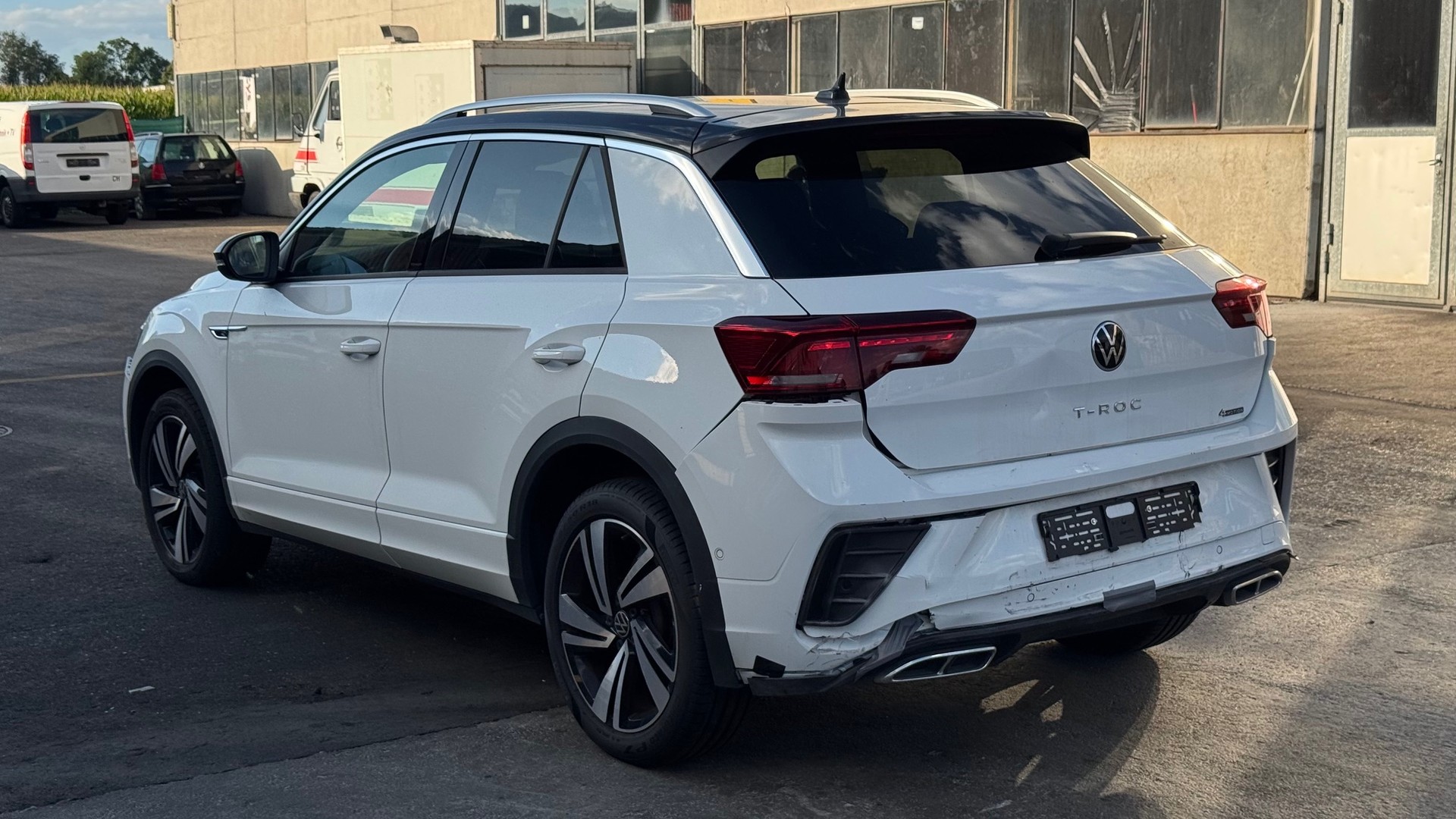 VW T-Roc 2.0 TSI R-Line DSG 4Motion-image-2