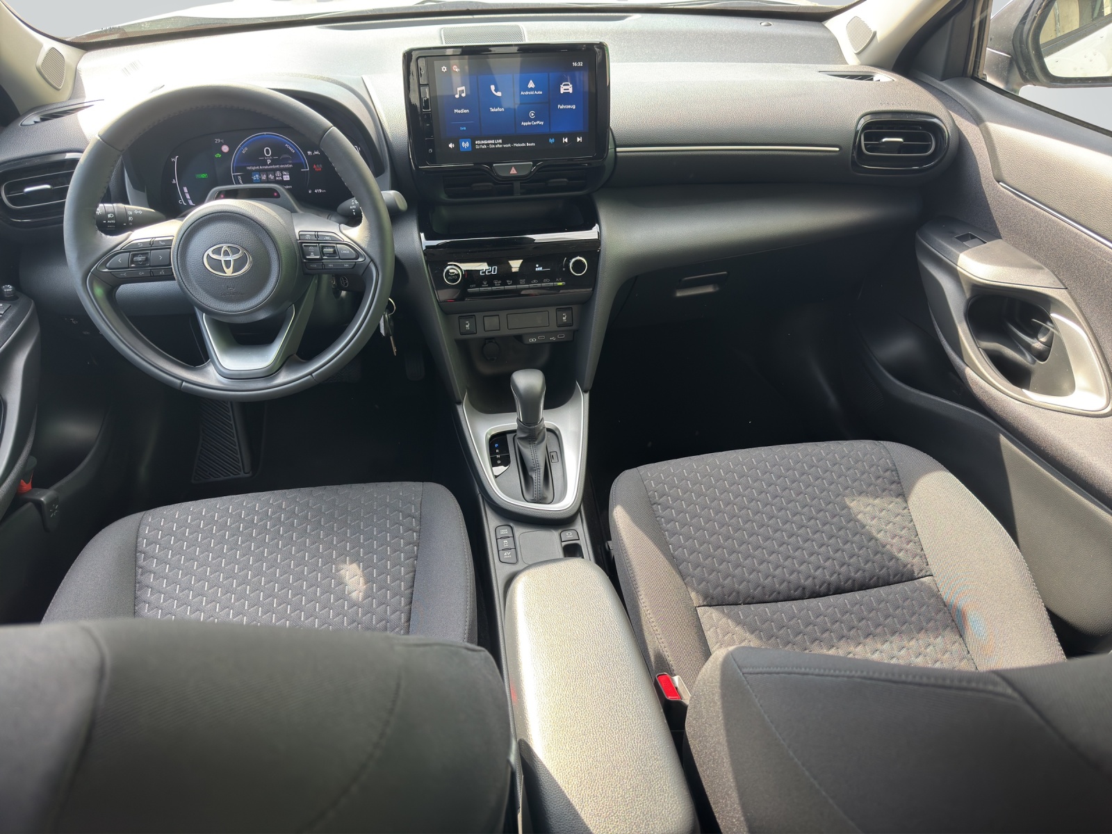 TOYOTA Yaris Cross 1.5 Comfort e-CVT-image-5
