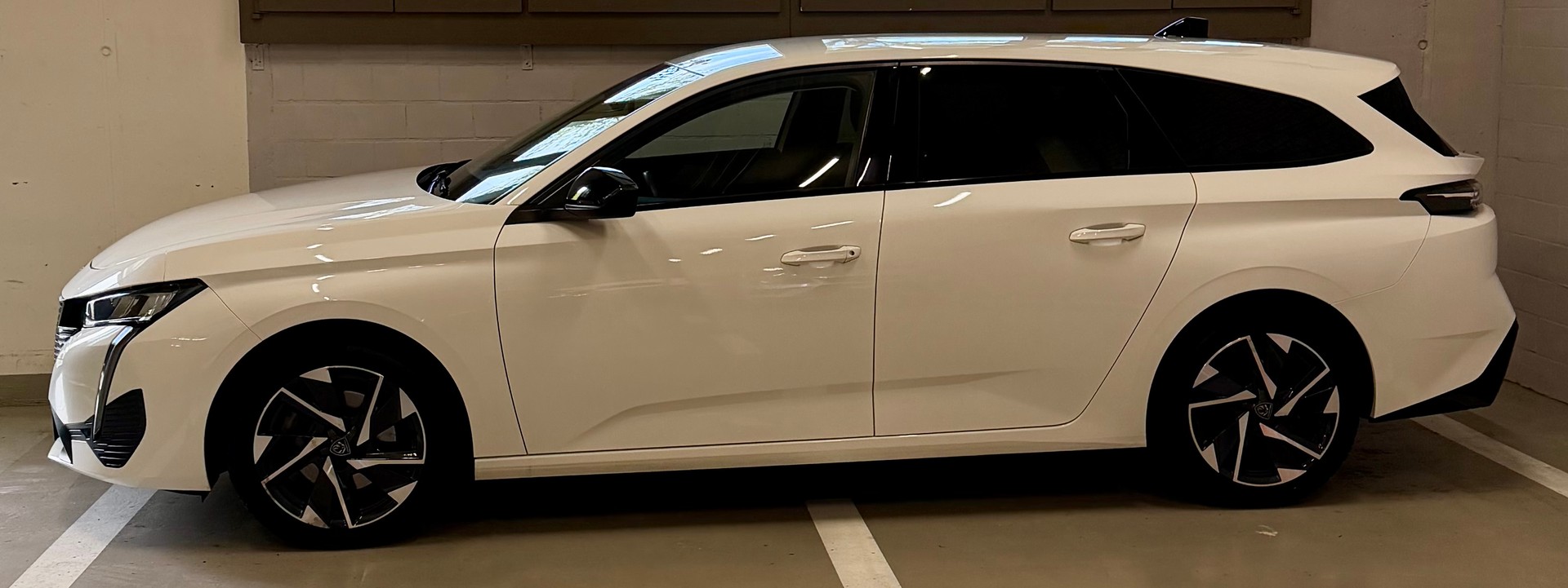 PEUGEOT 308 SW 1.5 BlueHDI Allure EAT8-image-4