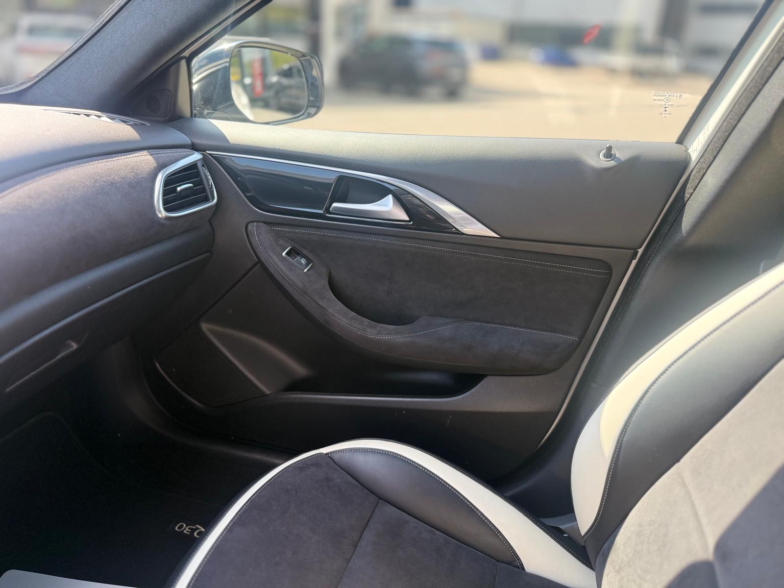 INFINITI Q30 2.0t Sport AWD DCT-image-12
