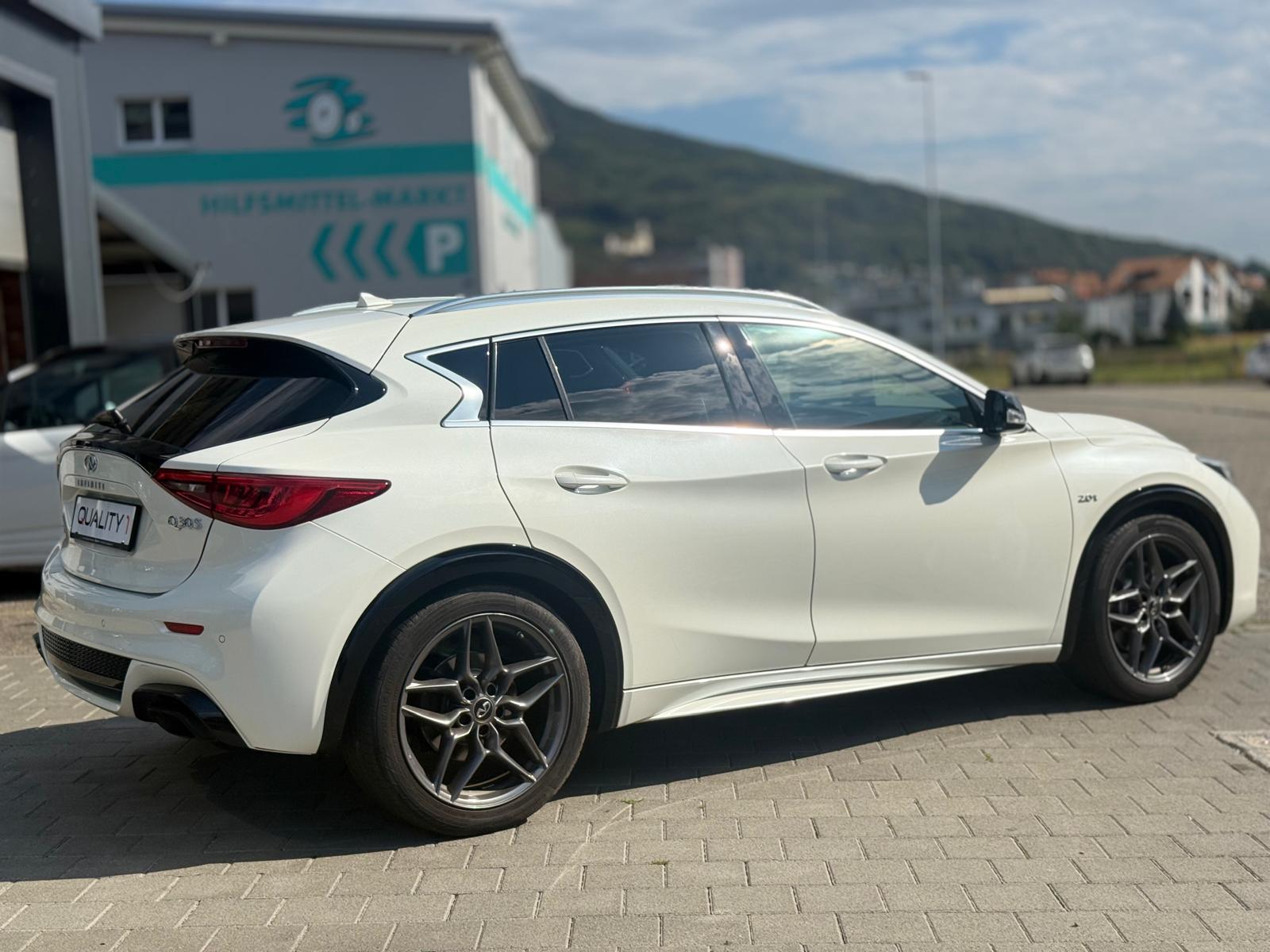INFINITI Q30 2.0t Sport AWD DCT-image-8