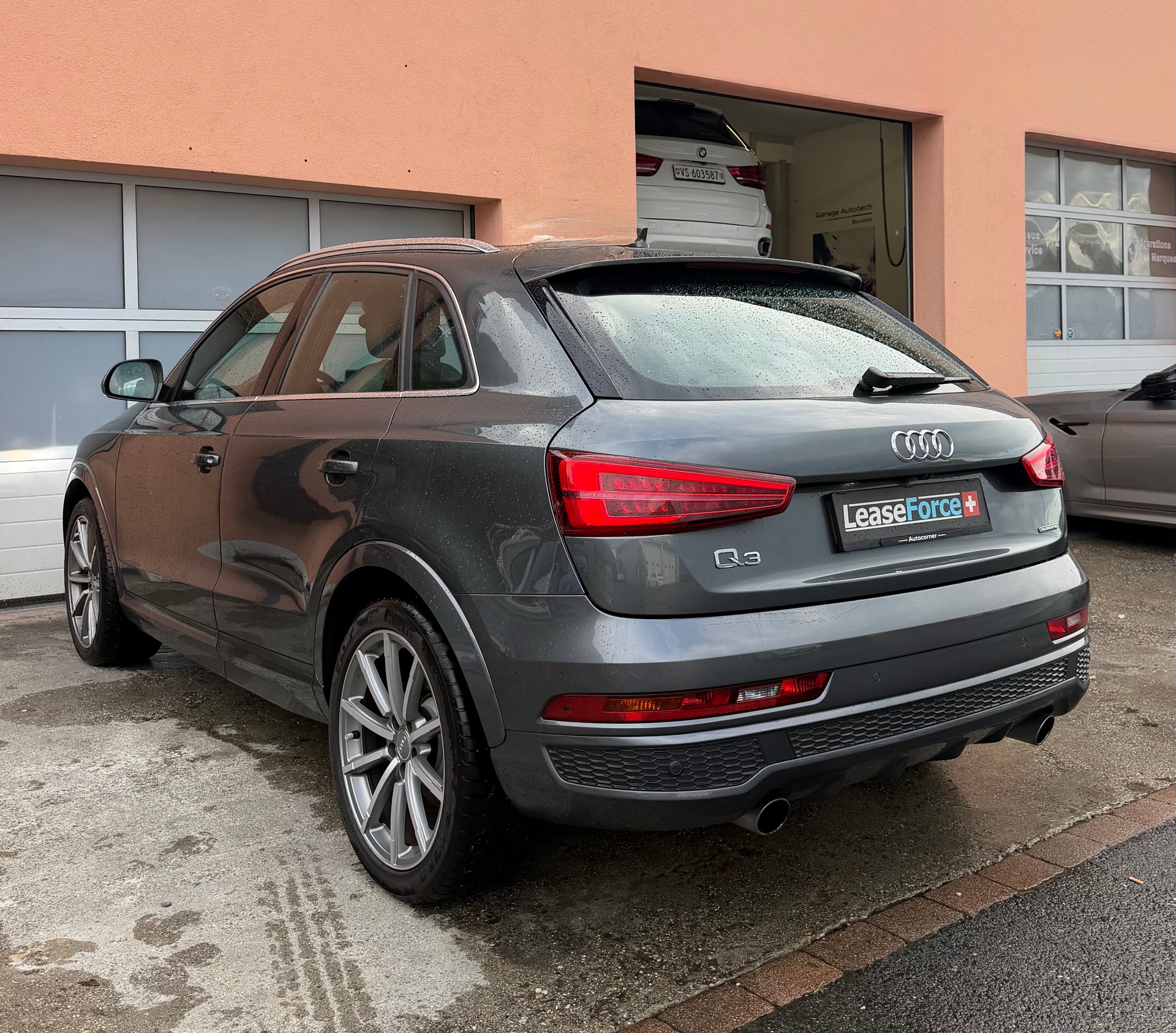 AUDI Q3 2.0 TFSI S-Line quattro S-tronic-image-2