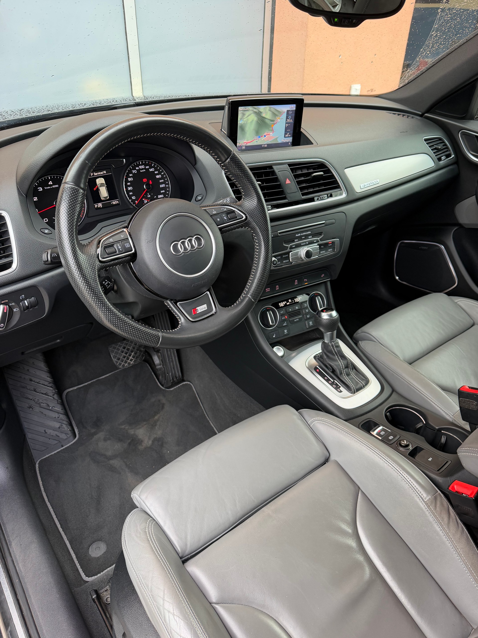 AUDI Q3 2.0 TFSI S-Line quattro S-tronic-image-9