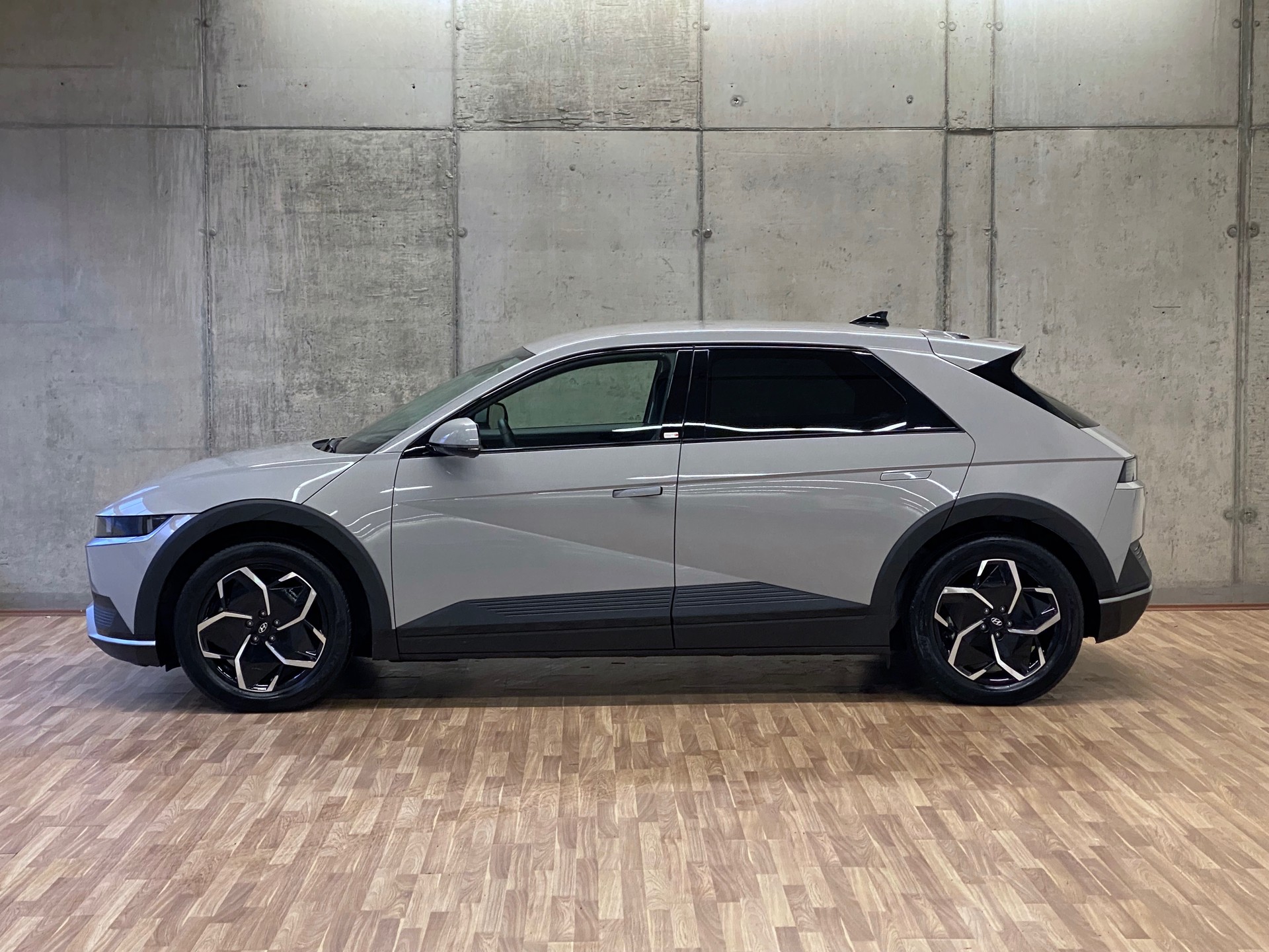 HYUNDAI Ioniq 5 77kWh*Swiss*Amplia*4WD*Wärmepumpe*-image-3
