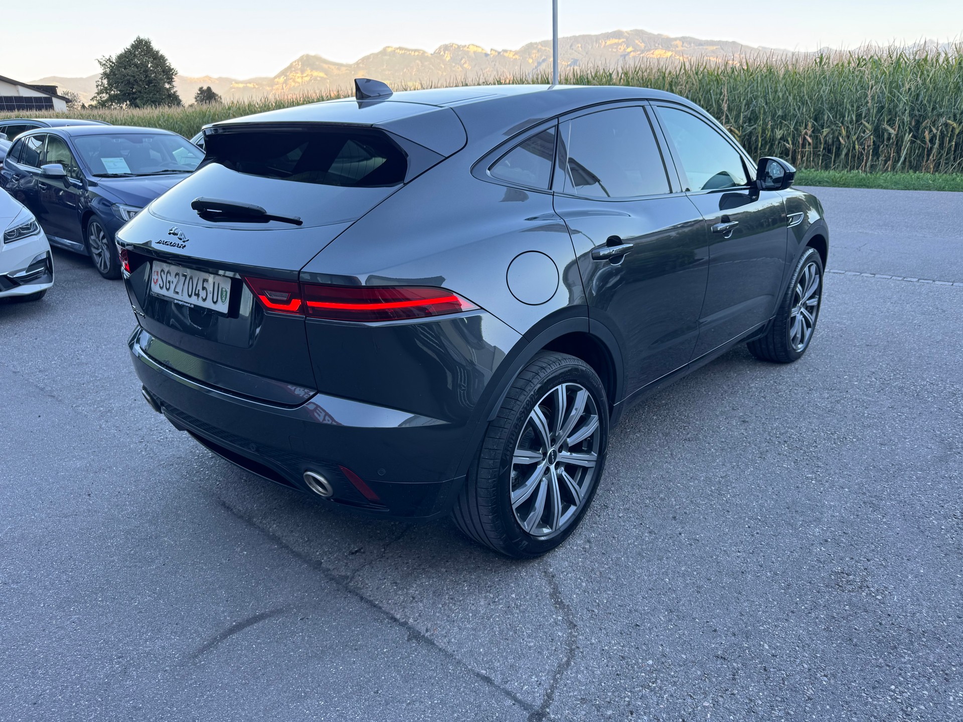 JAGUAR E-Pace 2.0 P200 R-Dynamic AWD Black-image-10
