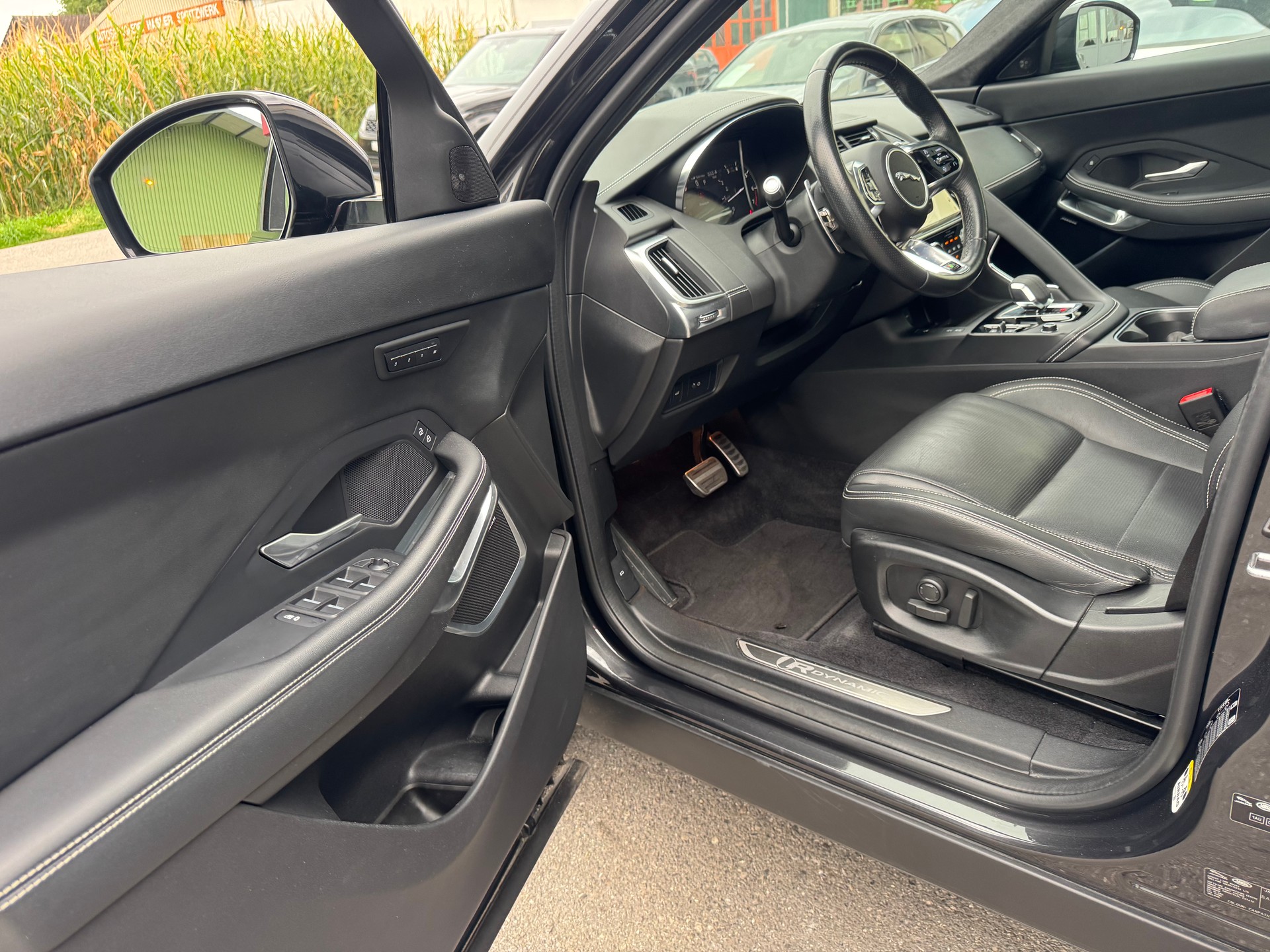 JAGUAR E-Pace 2.0 P200 R-Dynamic AWD Black-image-23