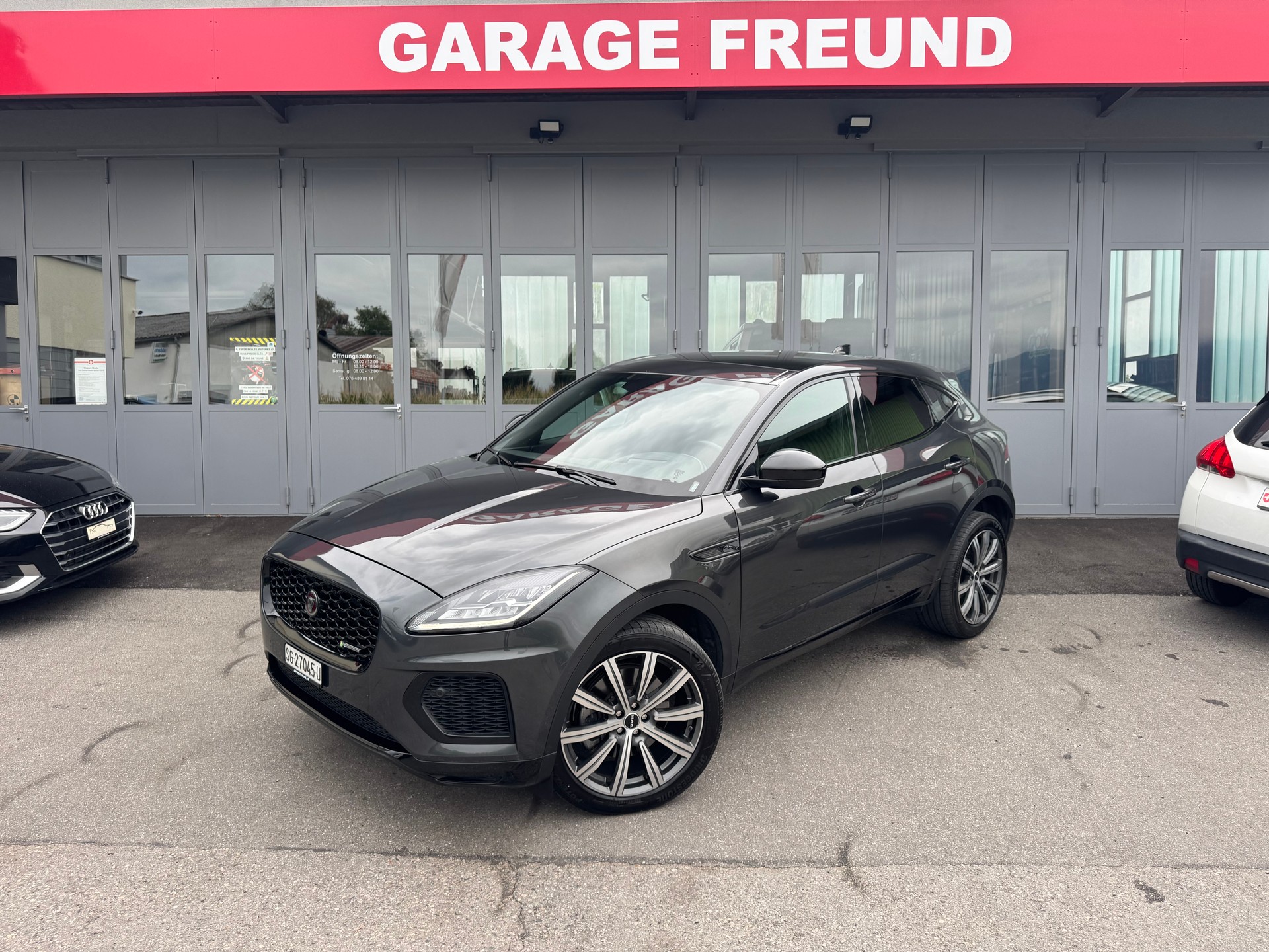 JAGUAR E-Pace 2.0 P200 R-Dynamic AWD Black-showroom-element-3