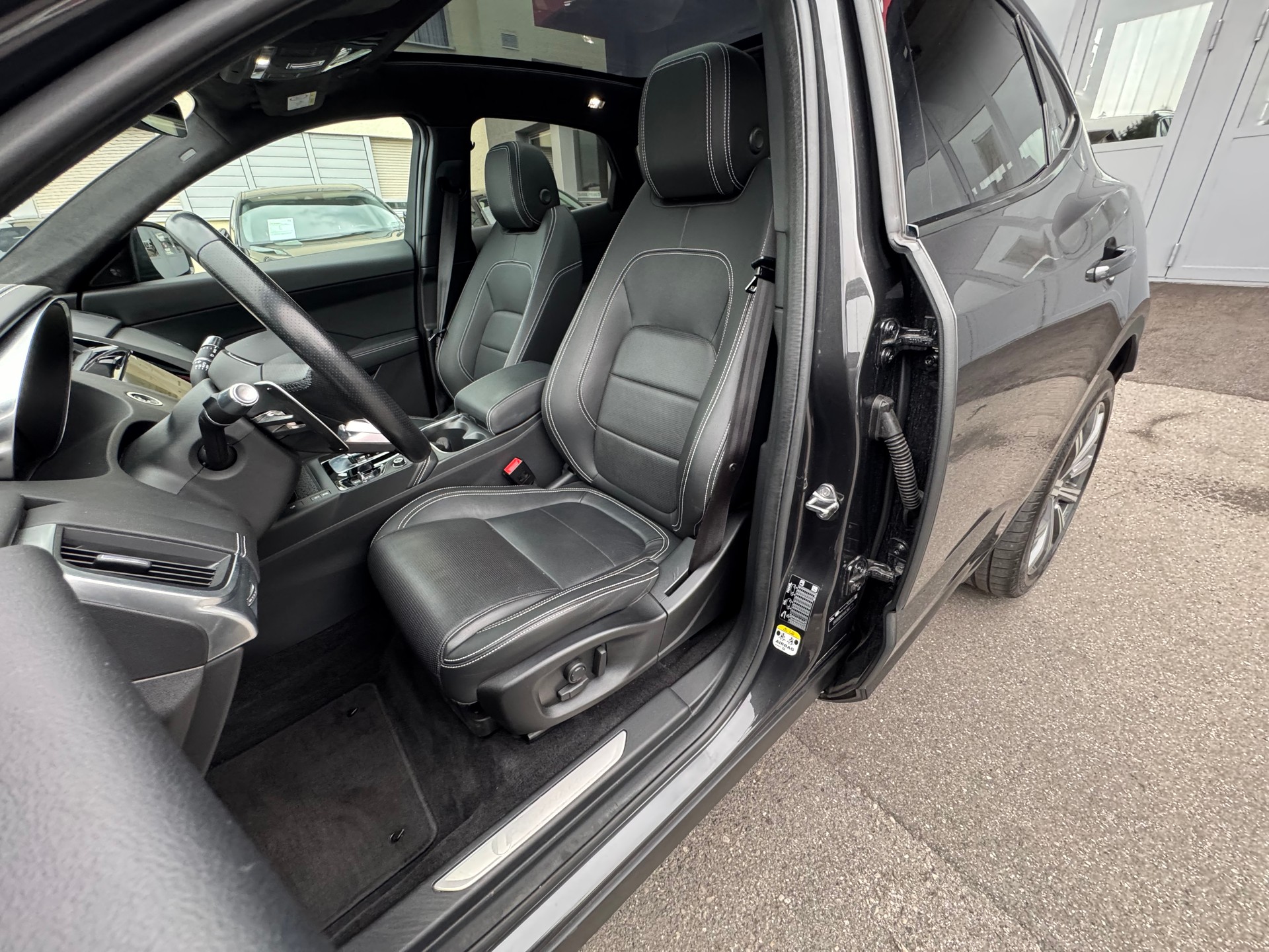 JAGUAR E-Pace 2.0 P200 R-Dynamic AWD Black-image-24